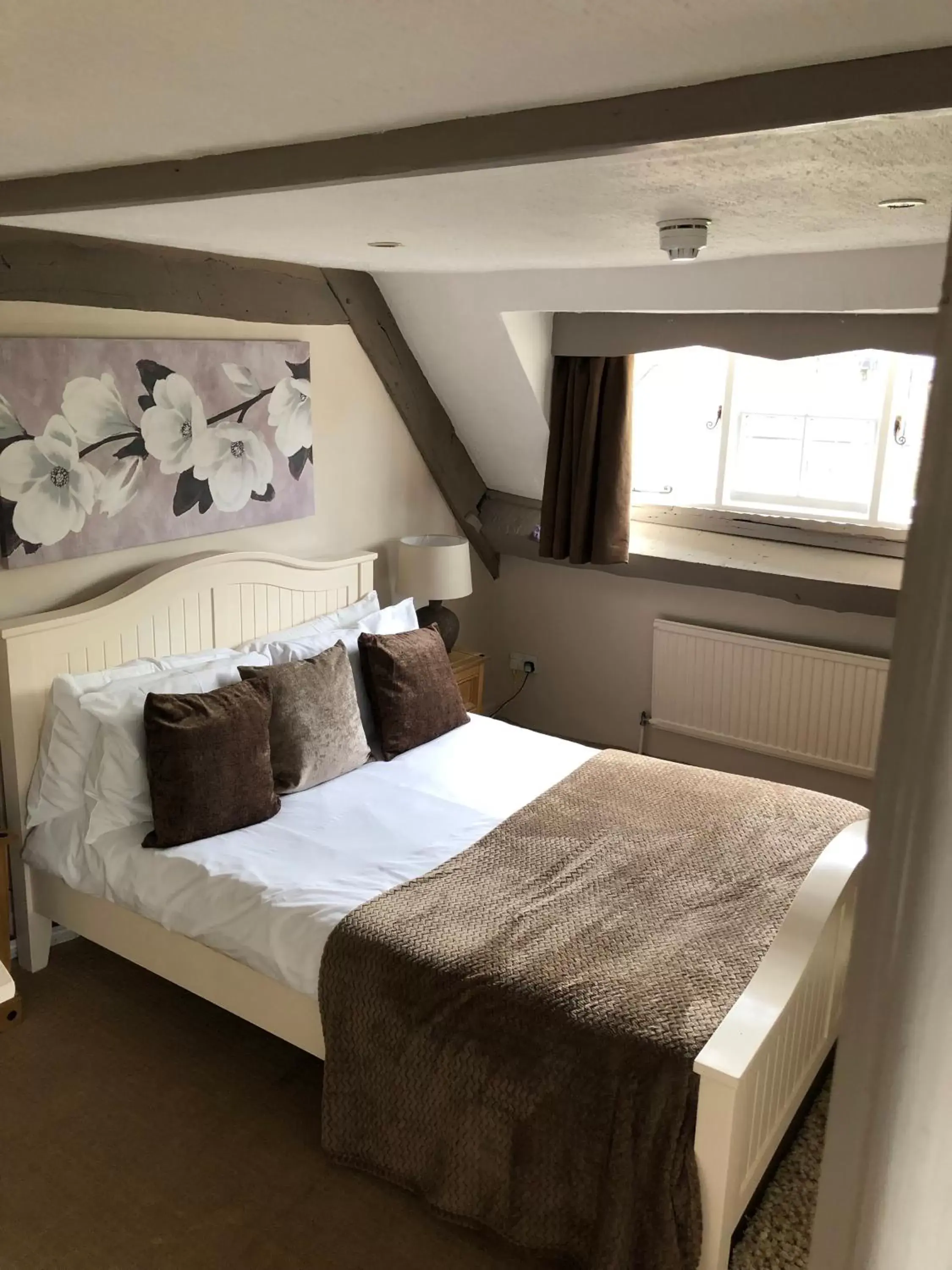 Bed in The George at Nunney