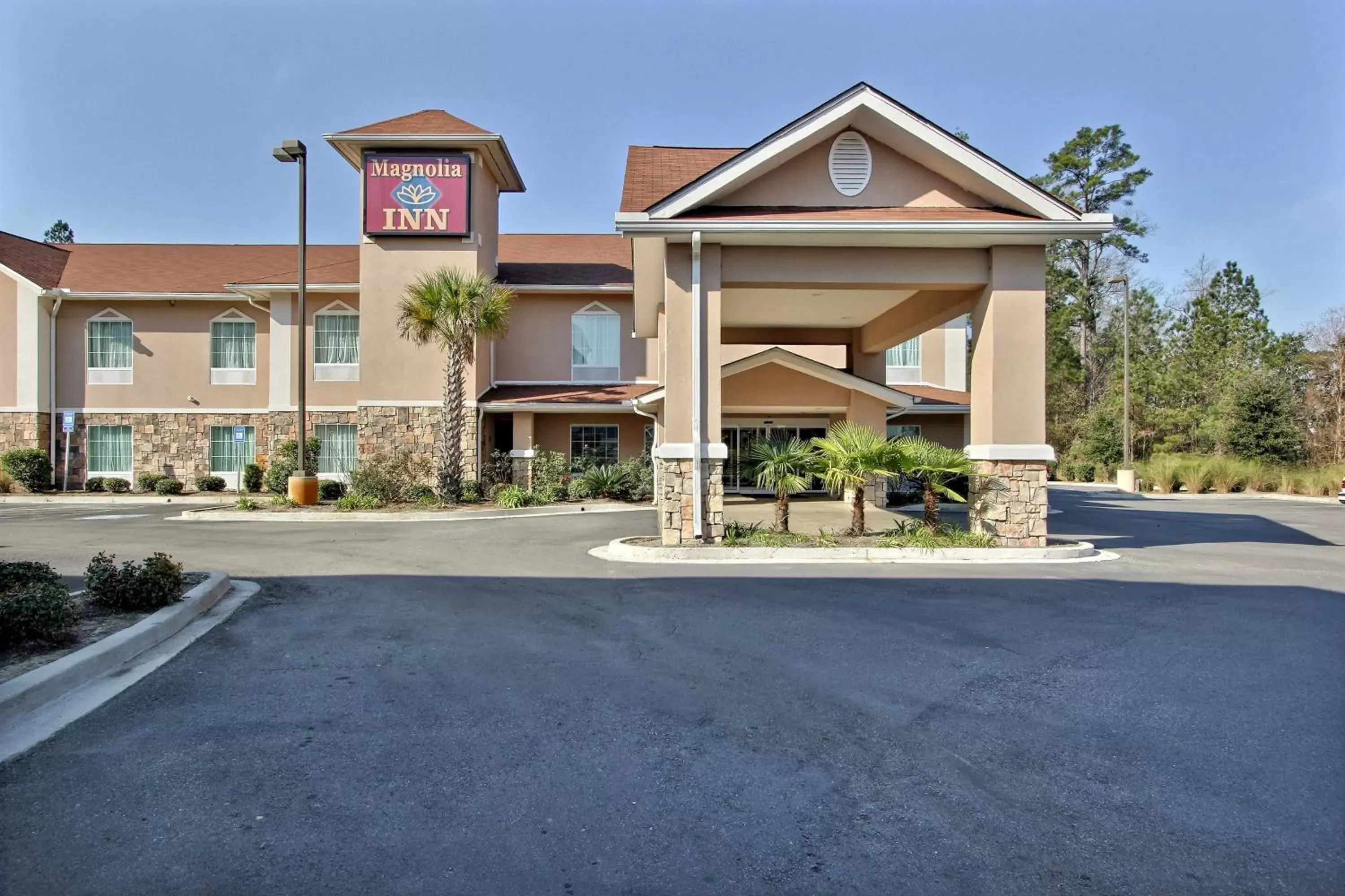Facade/entrance, Property Building in Magnolia Inn and Suites Pooler
