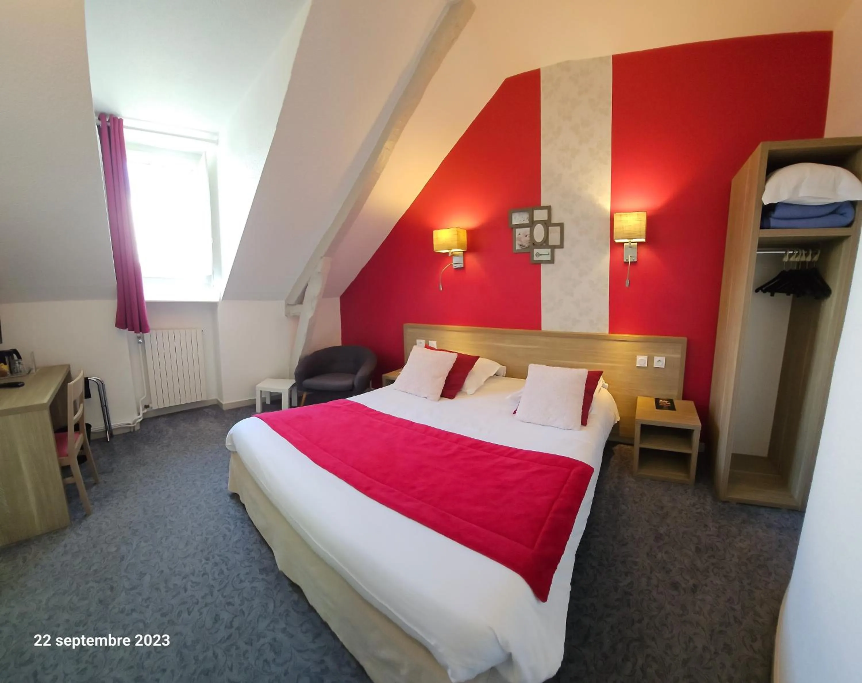 Decorative detail, Bed in Hôtel Le Rohan Charme et Caractère