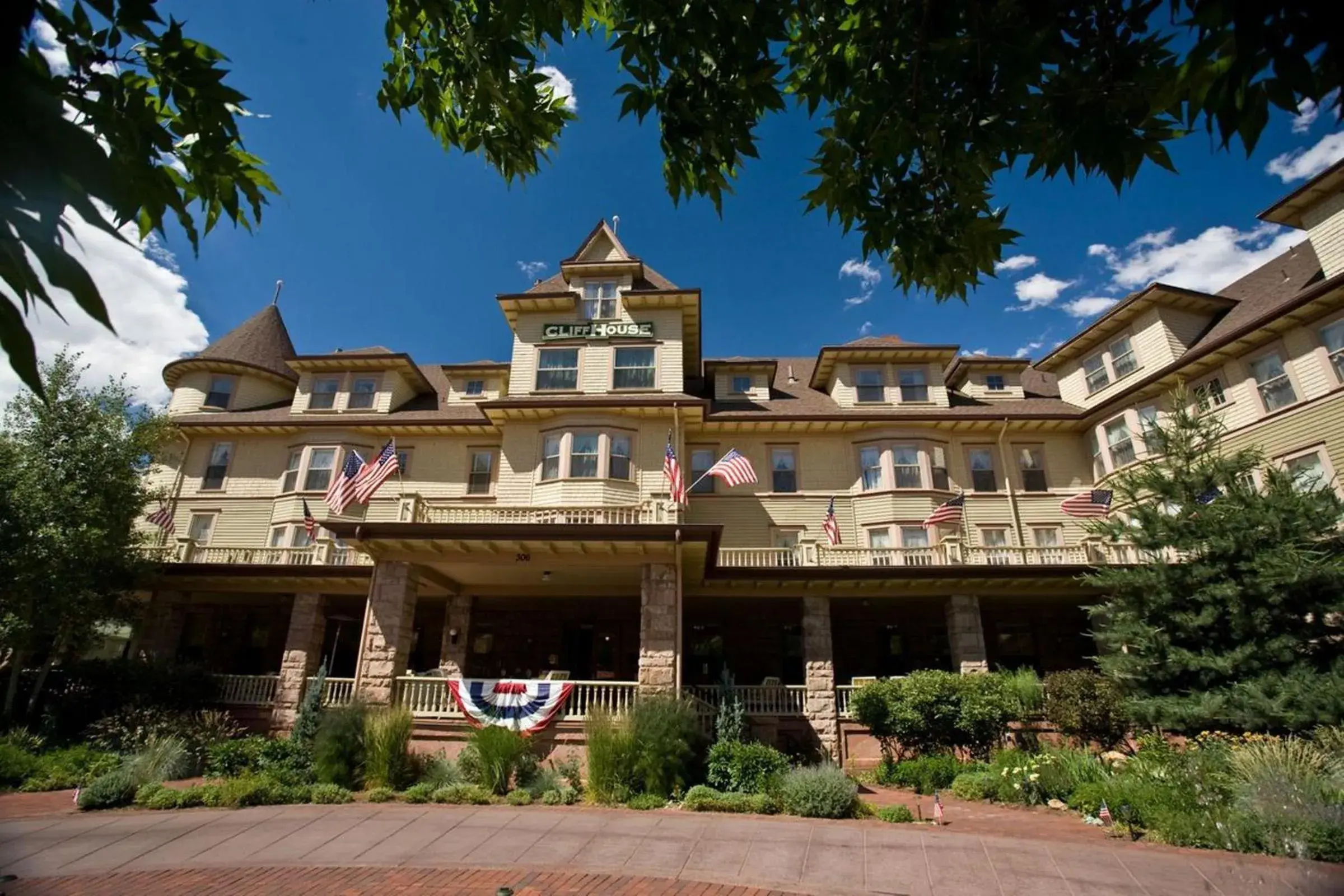 Facade/entrance, Property Building in The Cliff House At Pikes Peak