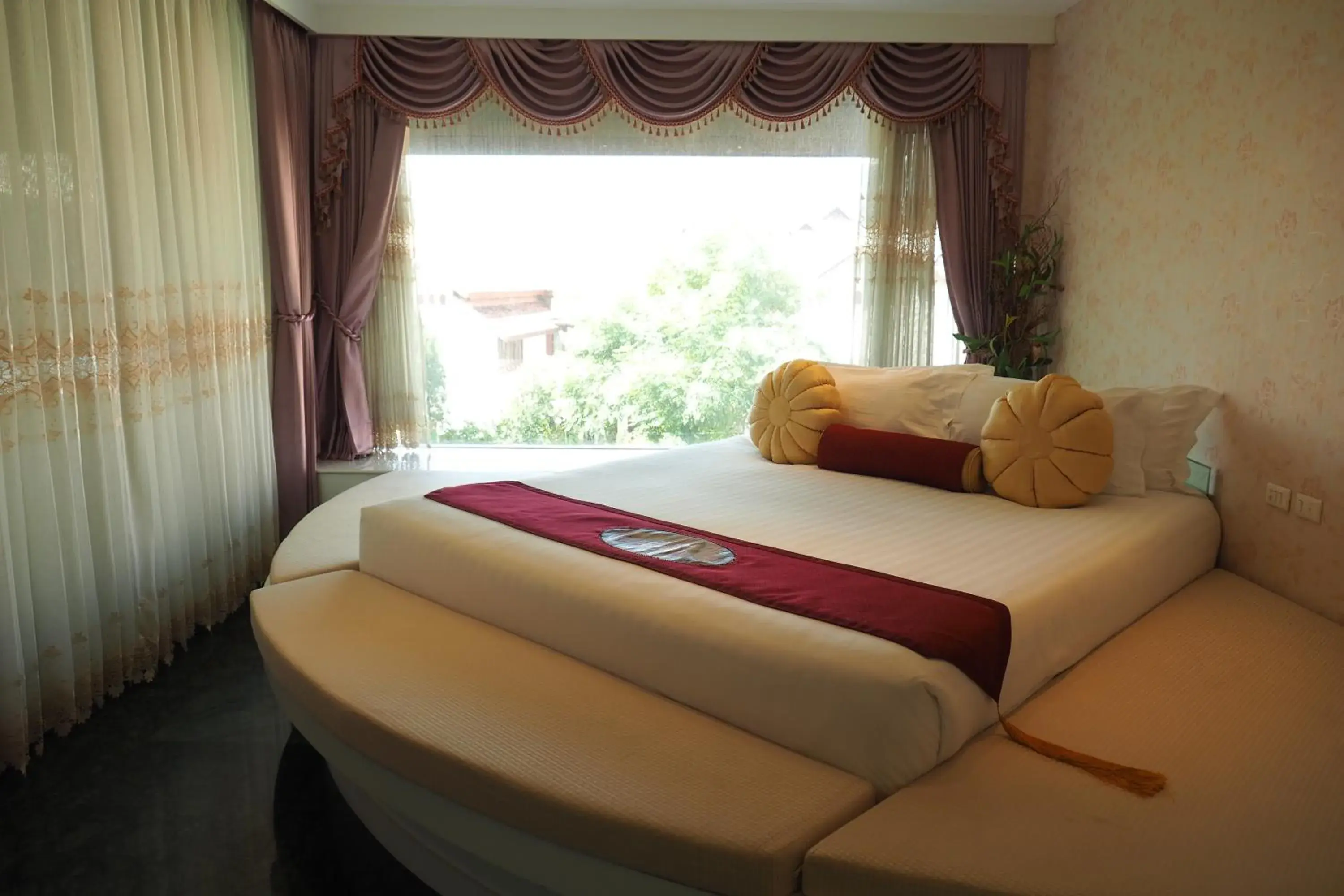 Bed in Kodchasri Thani Hotel