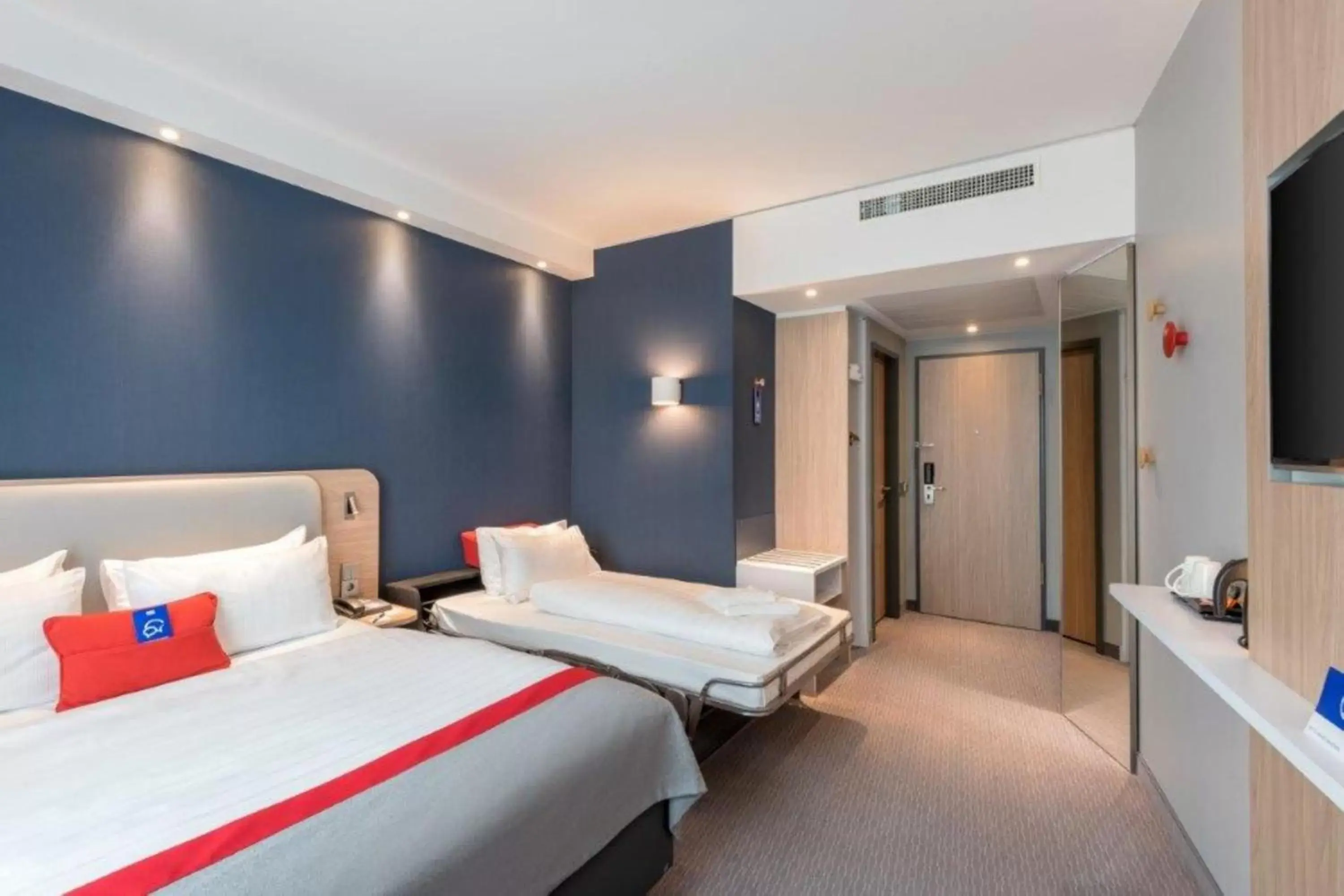 Bedroom, Bed in Holiday Inn Express - Sindelfingen, an IHG Hotel