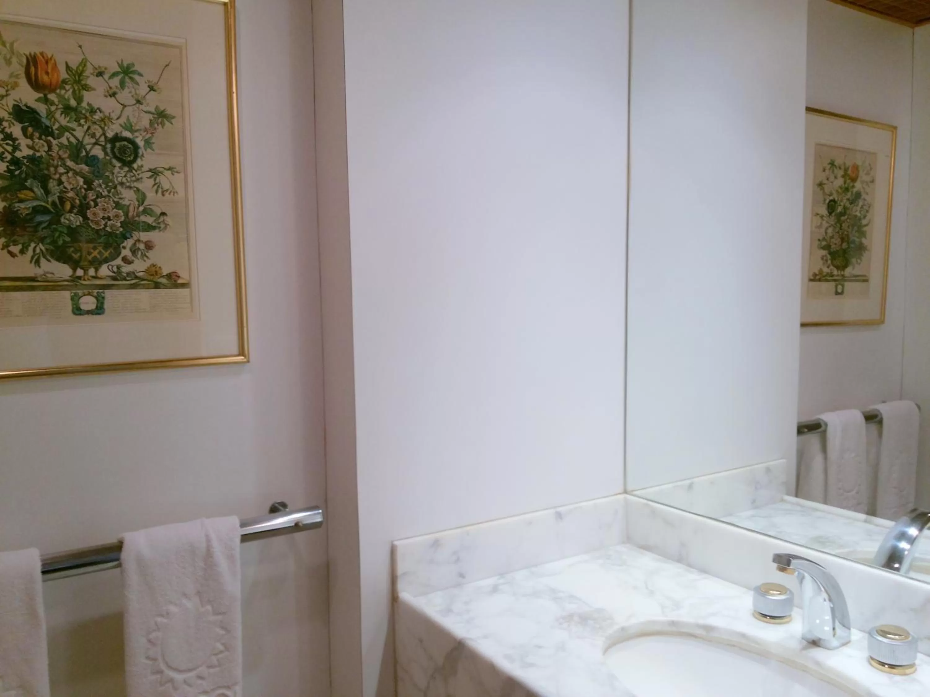 Bathroom in Mirasol Copacabana Hotel