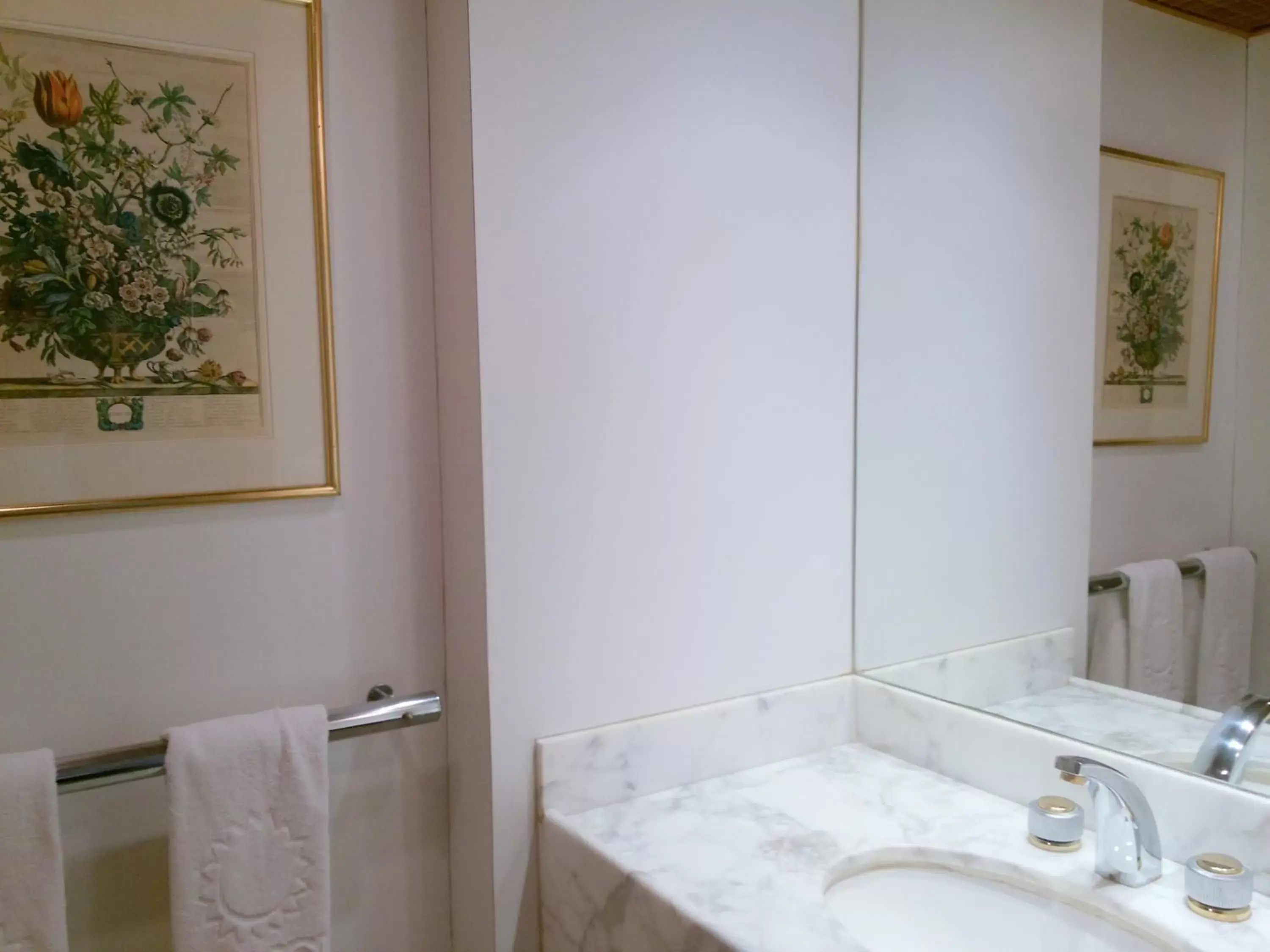 Bathroom in Mirasol Copacabana Hotel