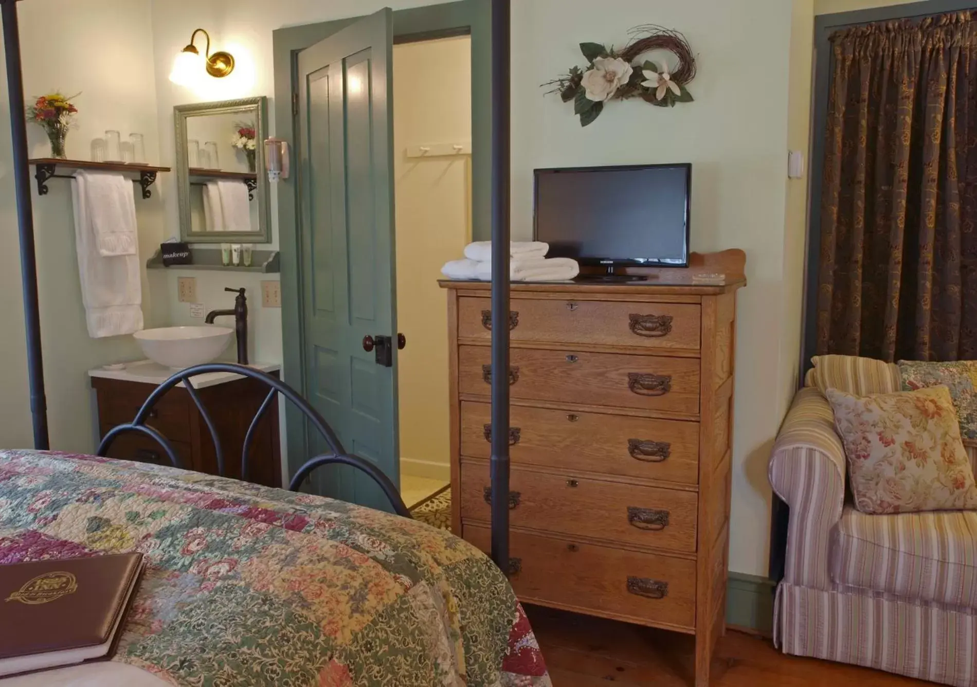 Bedroom, TV/Entertainment Center in 1825 Inn Bed and Breakfast