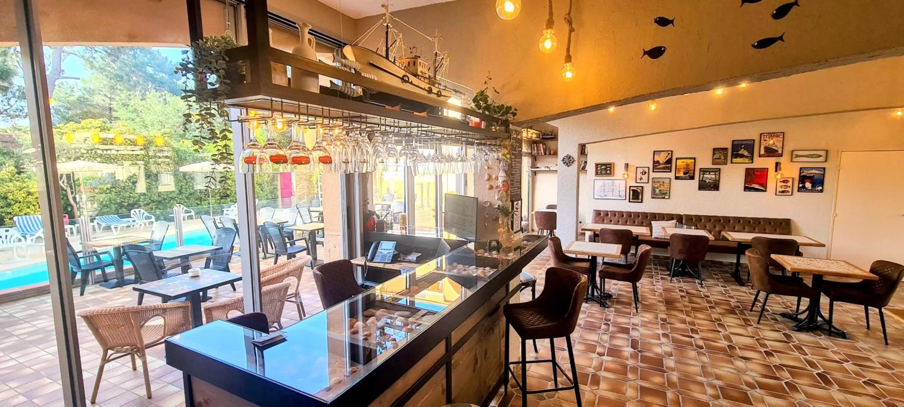 Lounge or bar in Hôtel Le Maritime