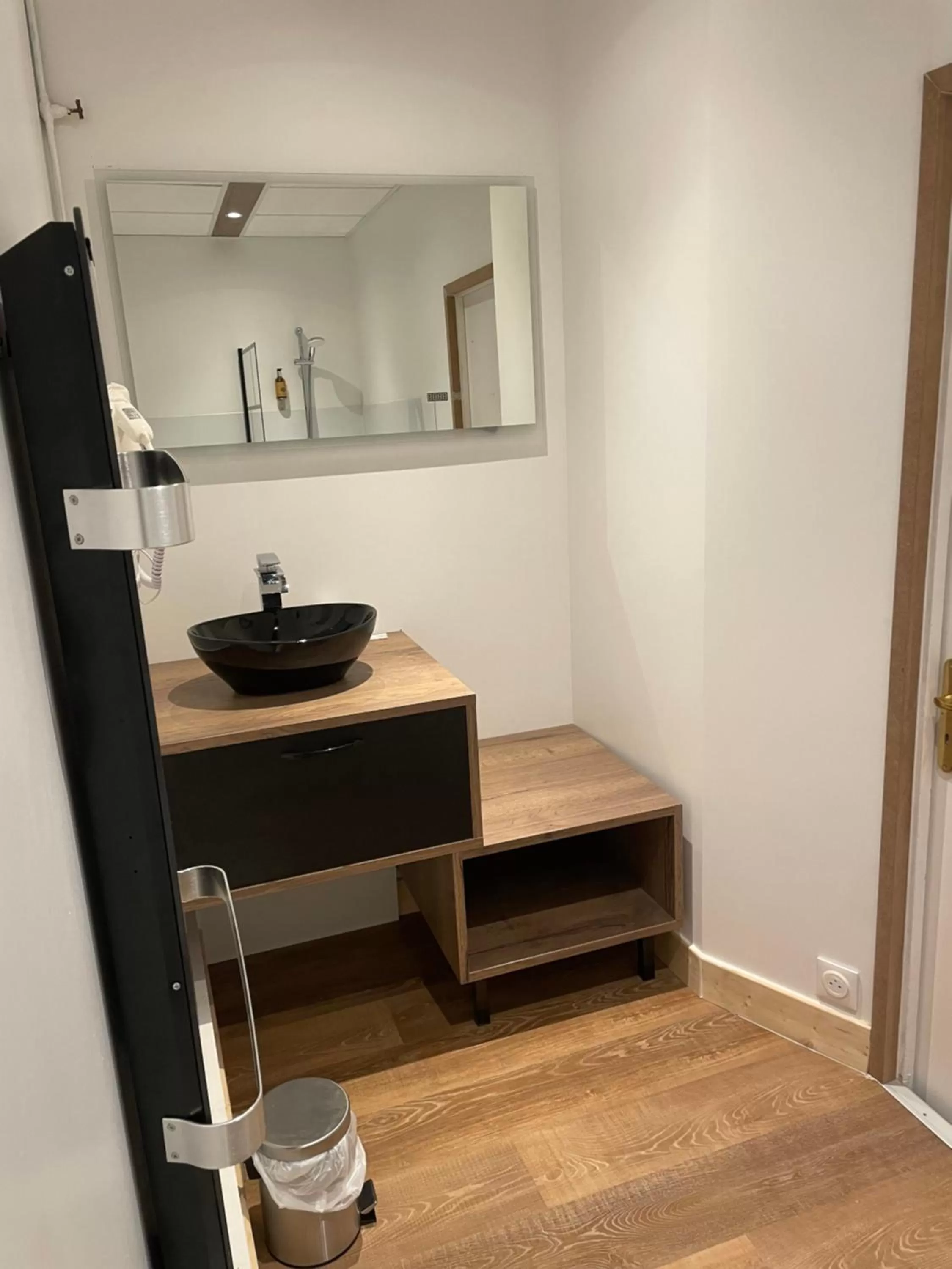 Bathroom in Hôtel & Restaurant Le Patio VICHY