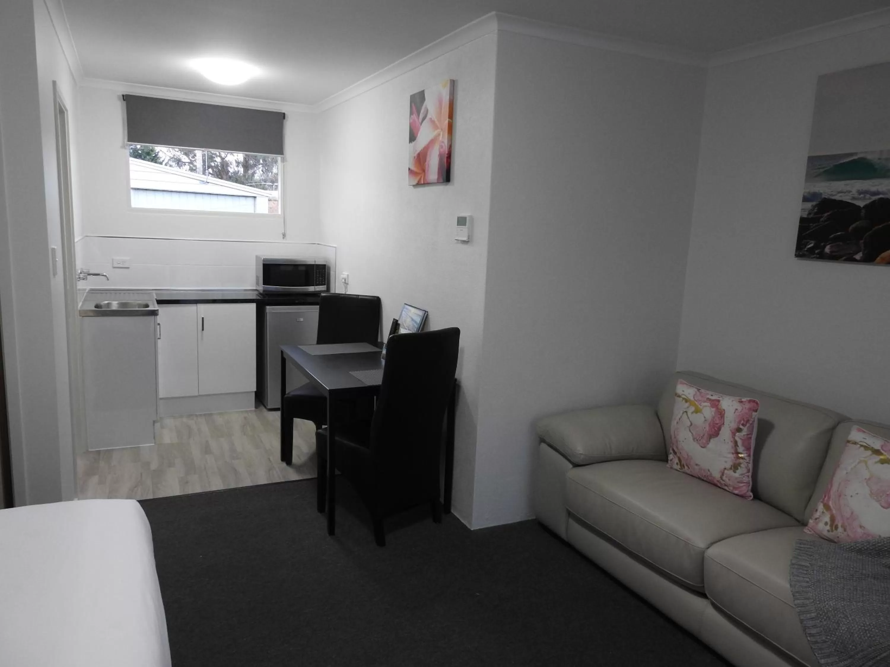 Kitchen or kitchenette in Frankston Motel