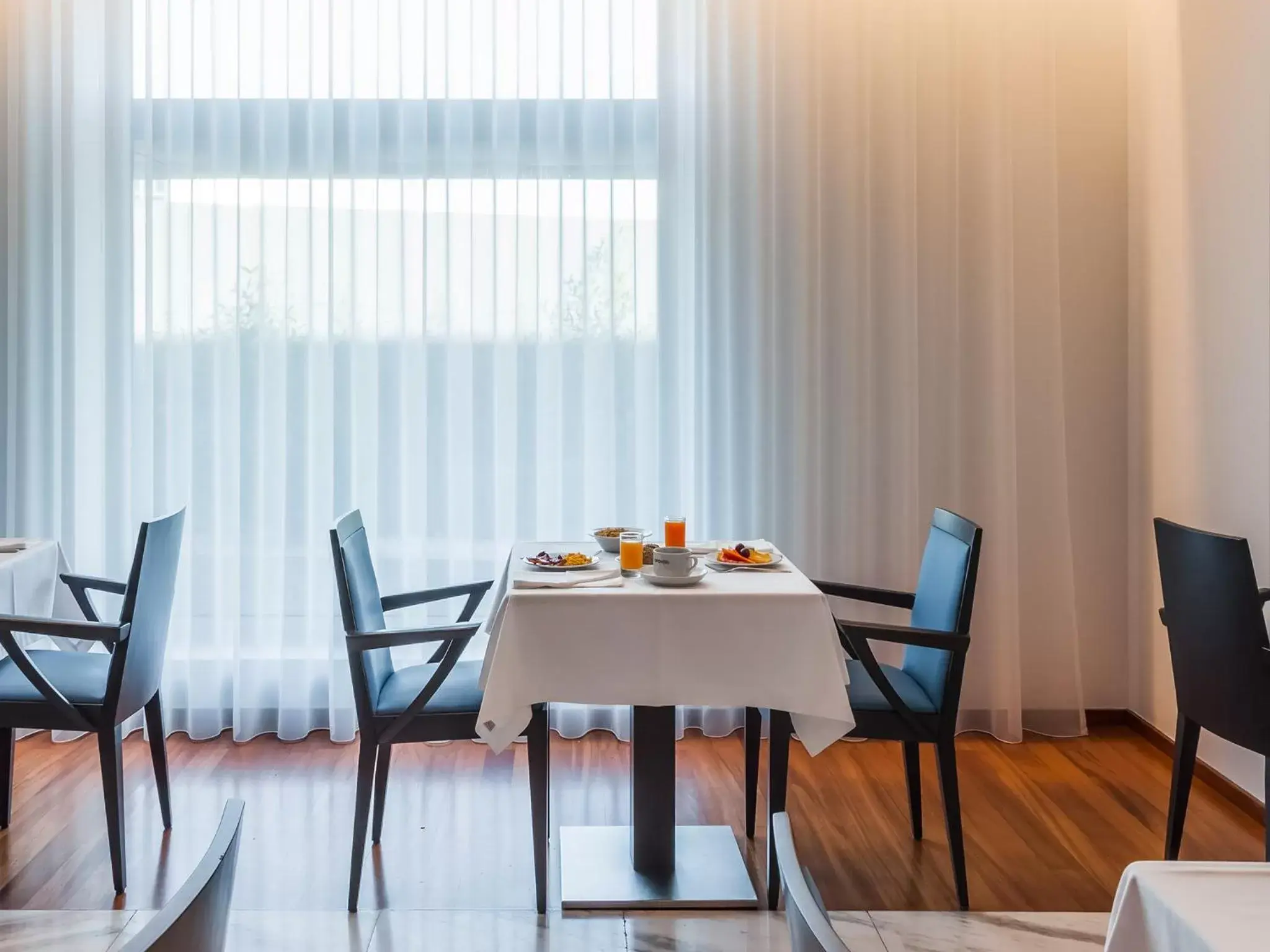 Buffet breakfast, Dining Area in OPOHOTEL Porto Aeroporto