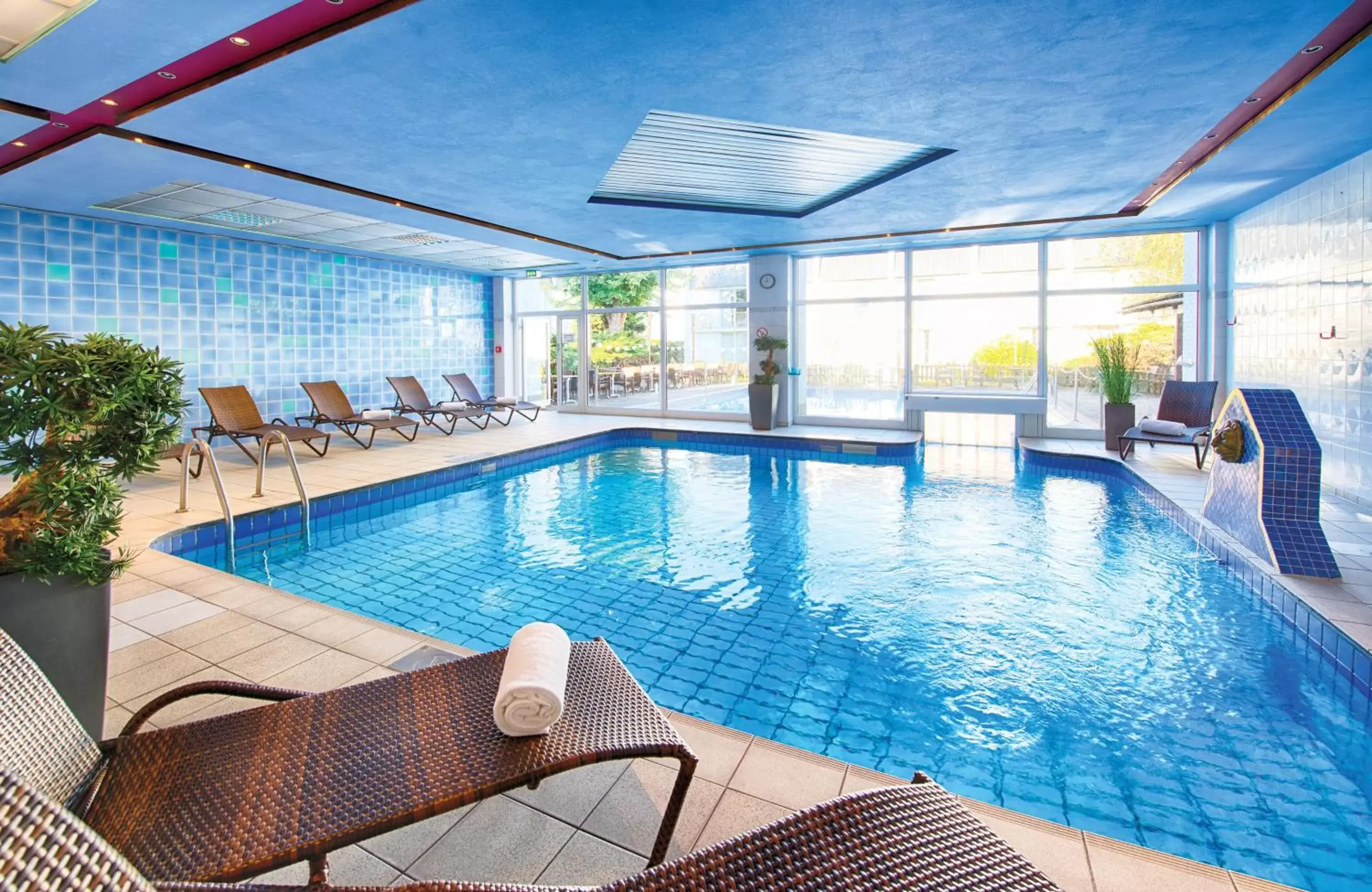 Swimming Pool in Leonardo Hotel Düsseldorf Airport Ratingen