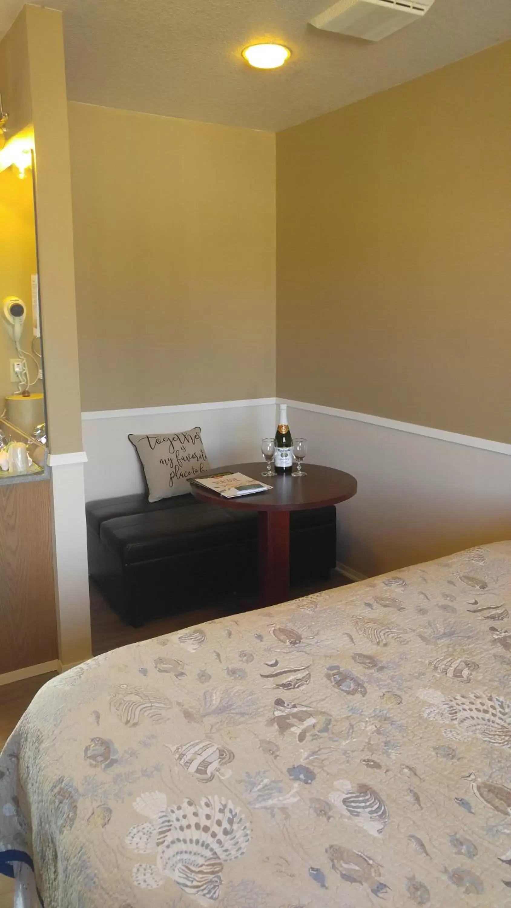 Deluxe King Room - Dog Friendly in Hillcrest Inn Deluxe King Room - Dog Friendly in Hillcrest Inn