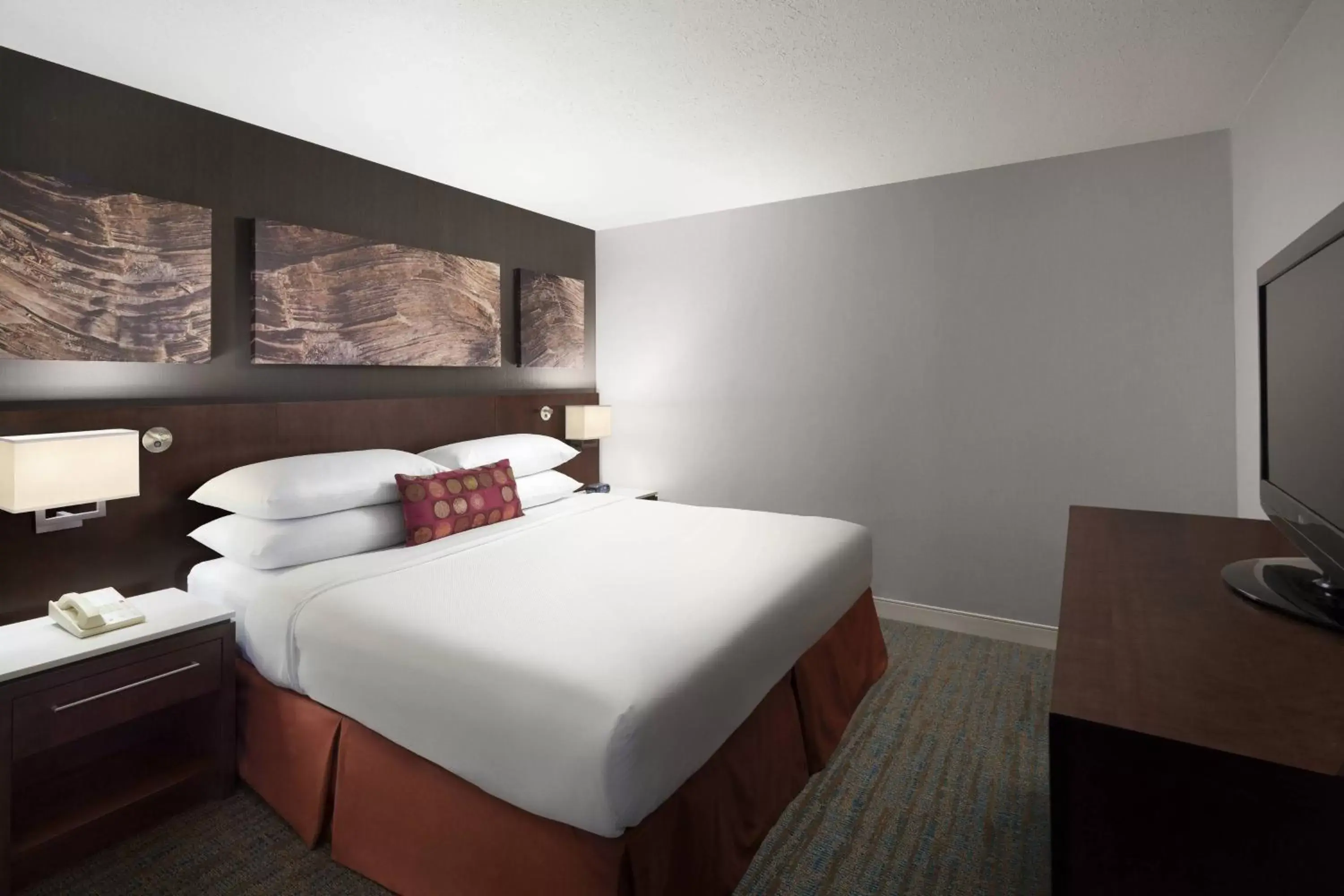 Bedroom, Bed in Delta Hotels by Marriott Calgary South