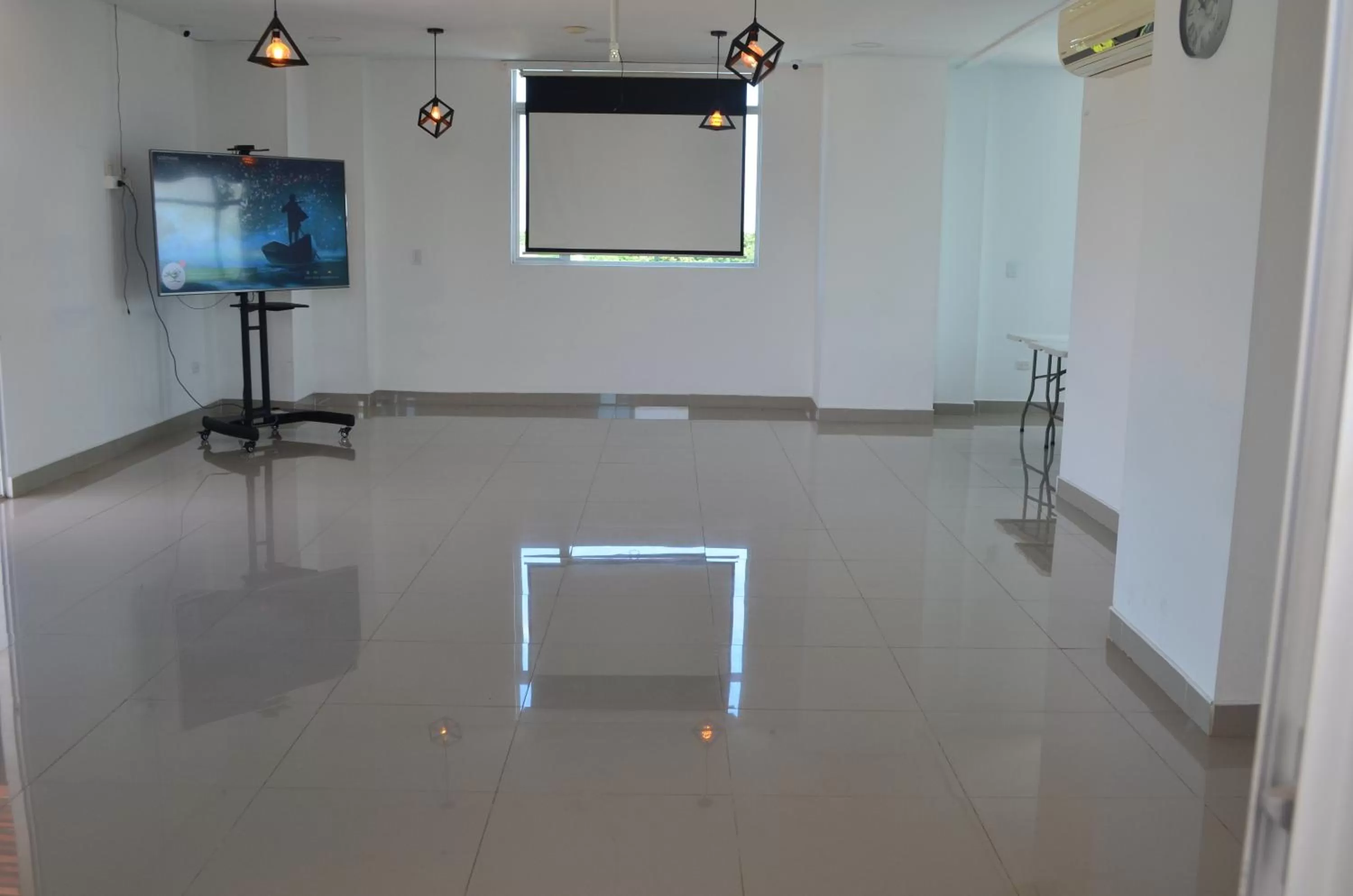 TV and multimedia, TV/Entertainment Center in Hotel Ucla Center