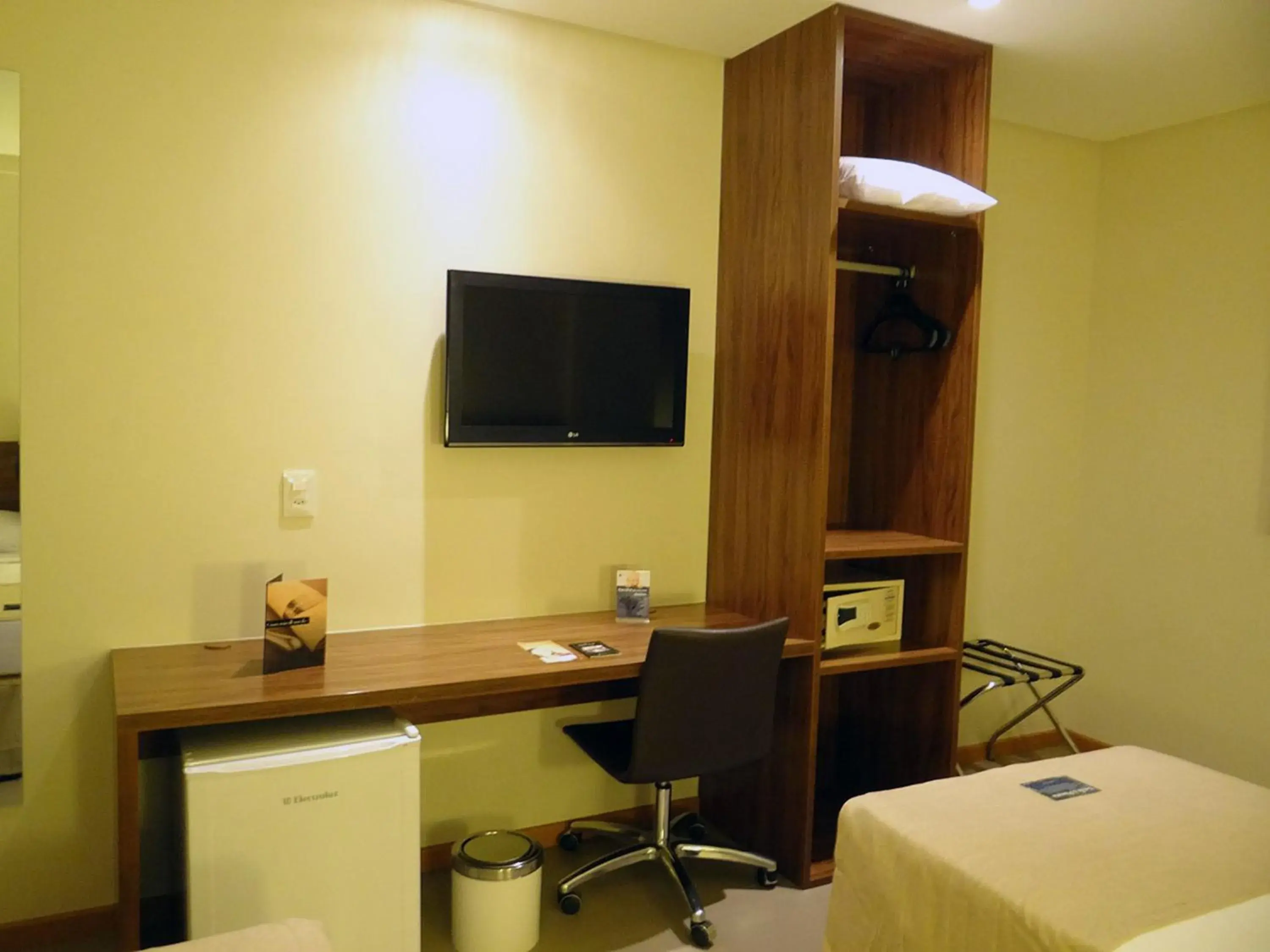 Photo of the whole room, TV/Entertainment Center in Ibis Styles Belém Hangar