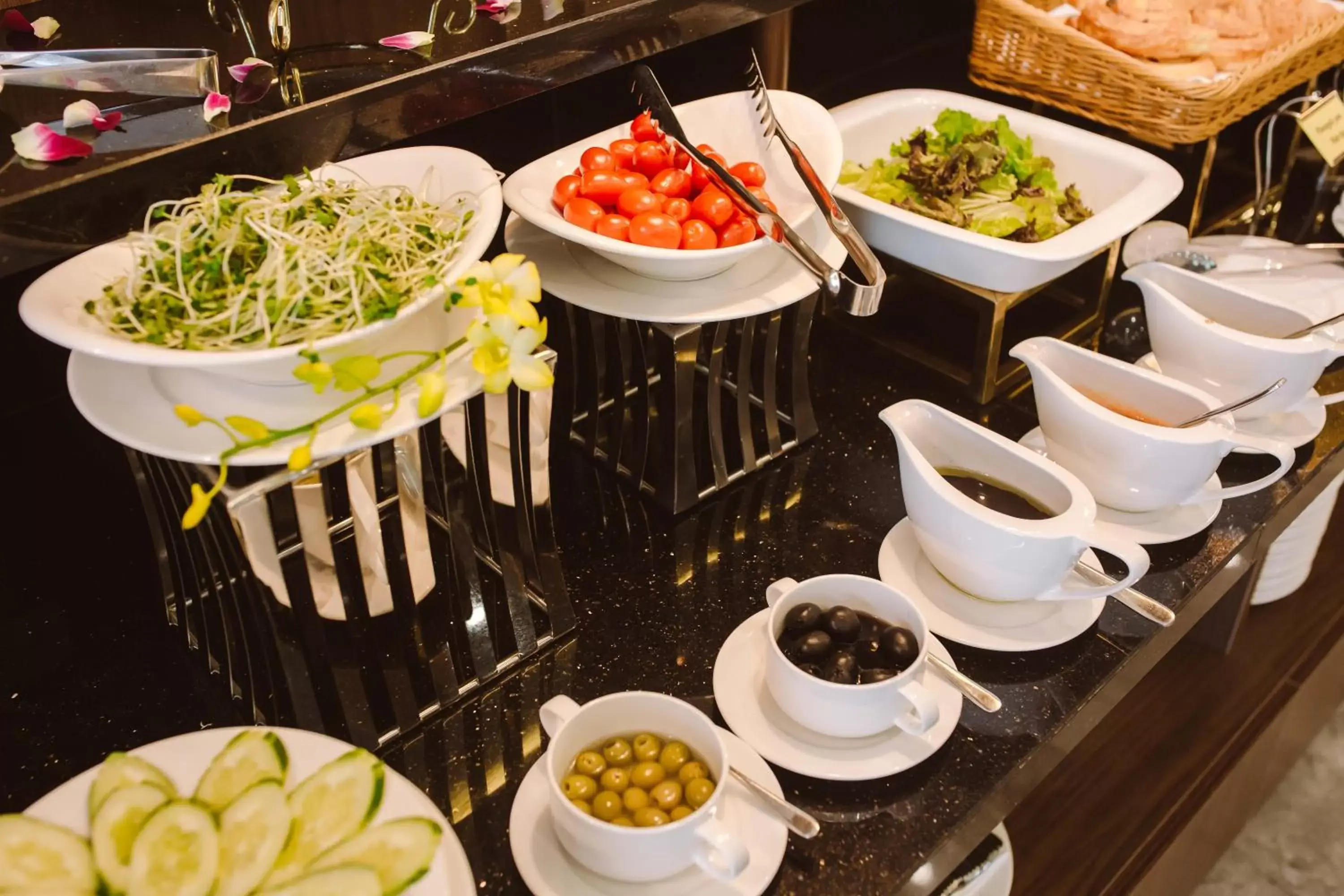 Food and drinks in Reyna Hotel Hanoi & Spa