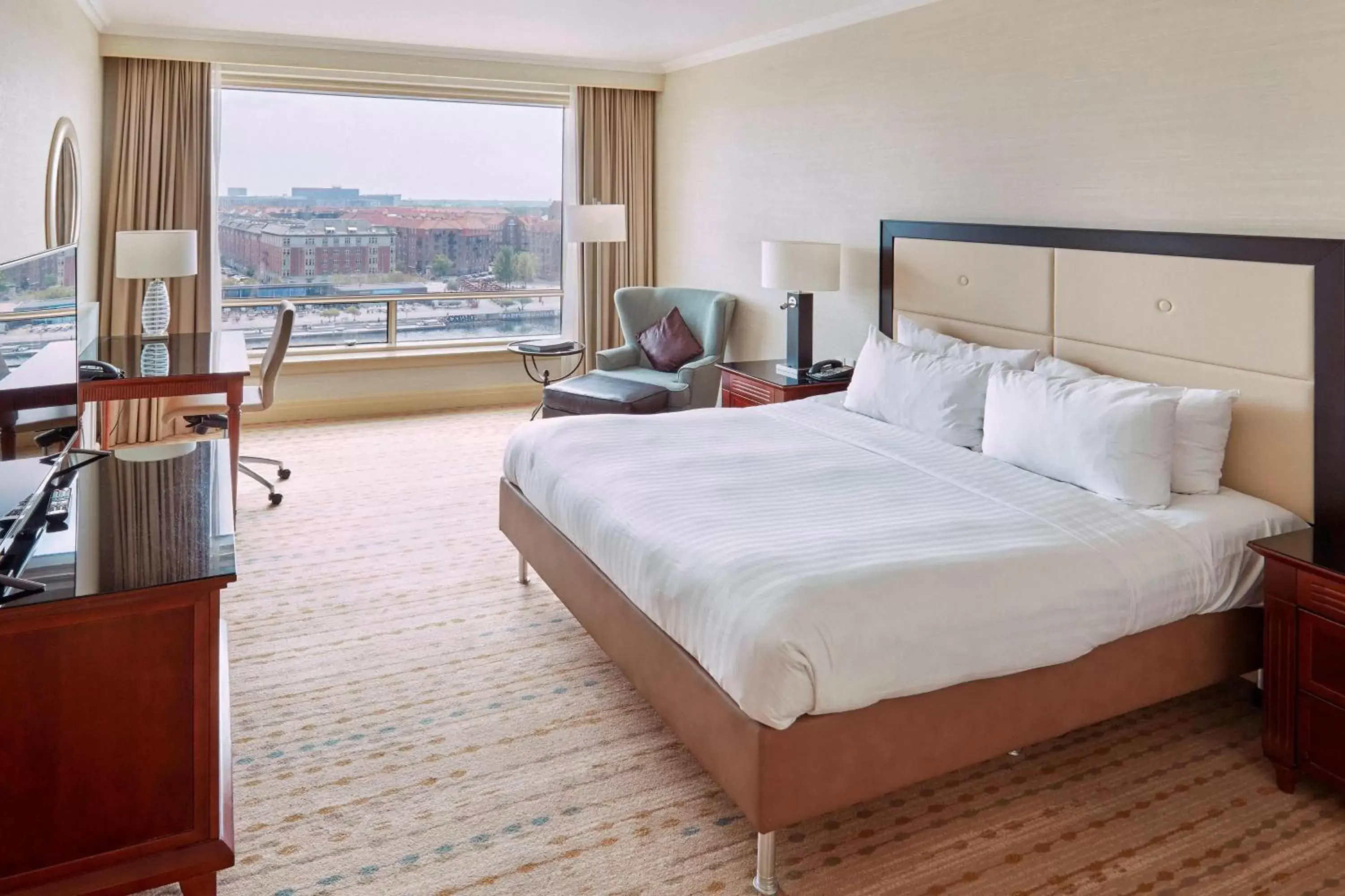 Photo of the whole room, Bed in Copenhagen Marriott Hotel