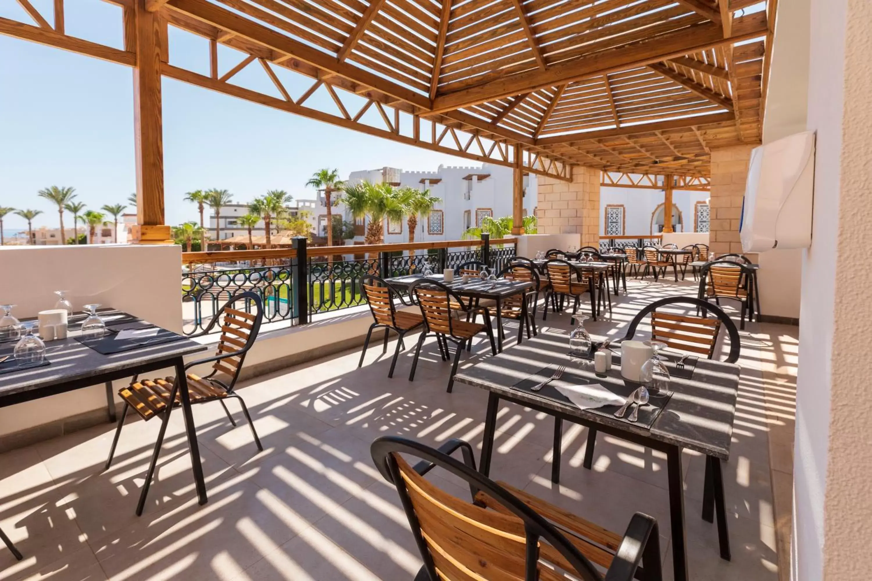 Restaurant/Places to Eat in Sunrise Remal Resort