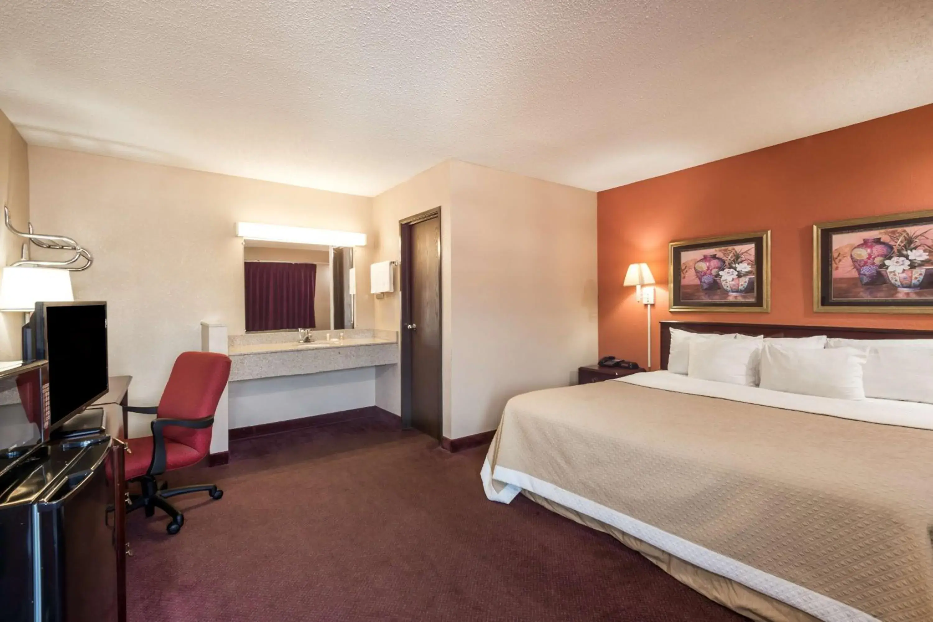 Photo of the whole room, Room Photo in Days Inn by Wyndham Pittsburgh-Harmarville