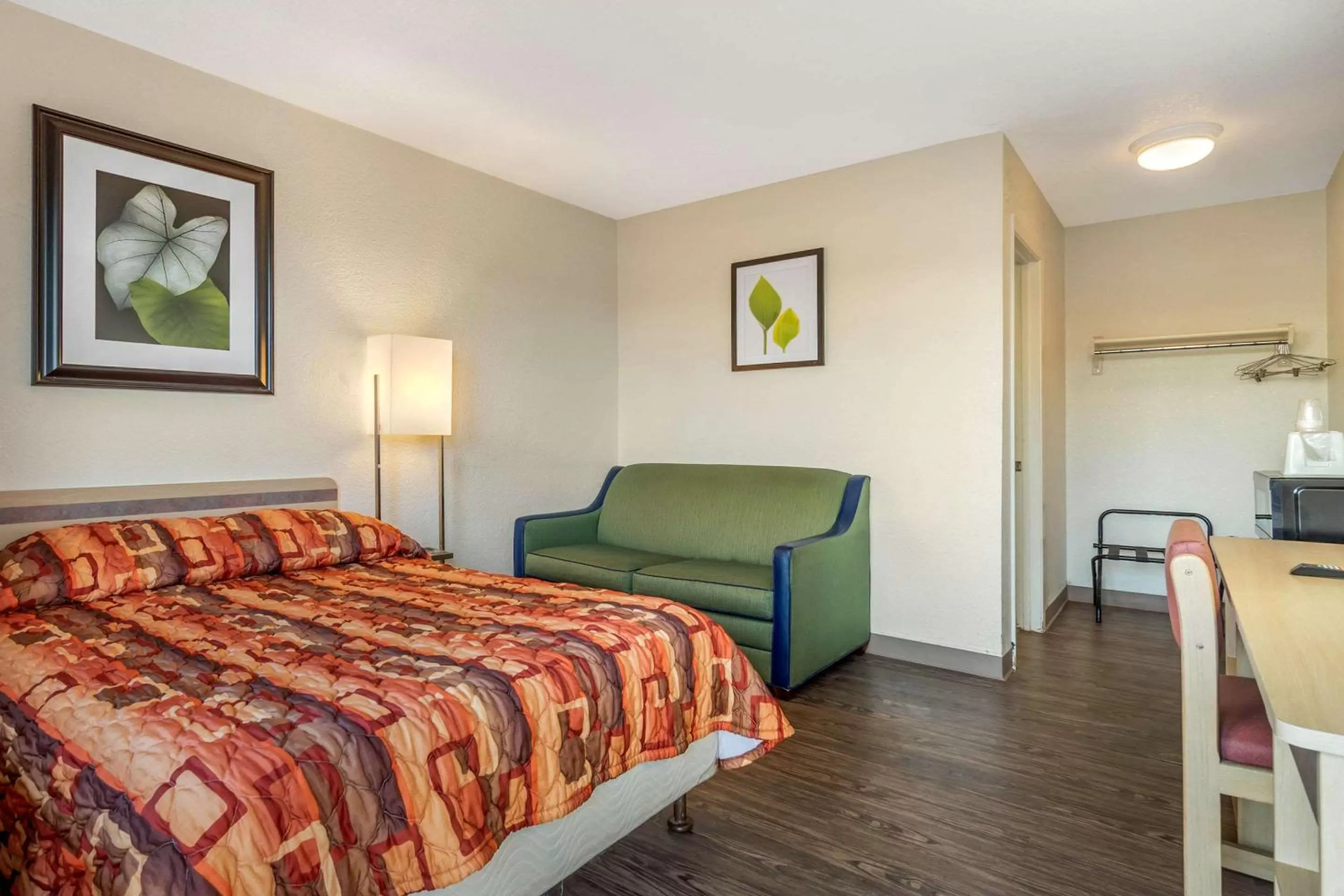 Photo of the whole room, Bed in Rodeway Inn