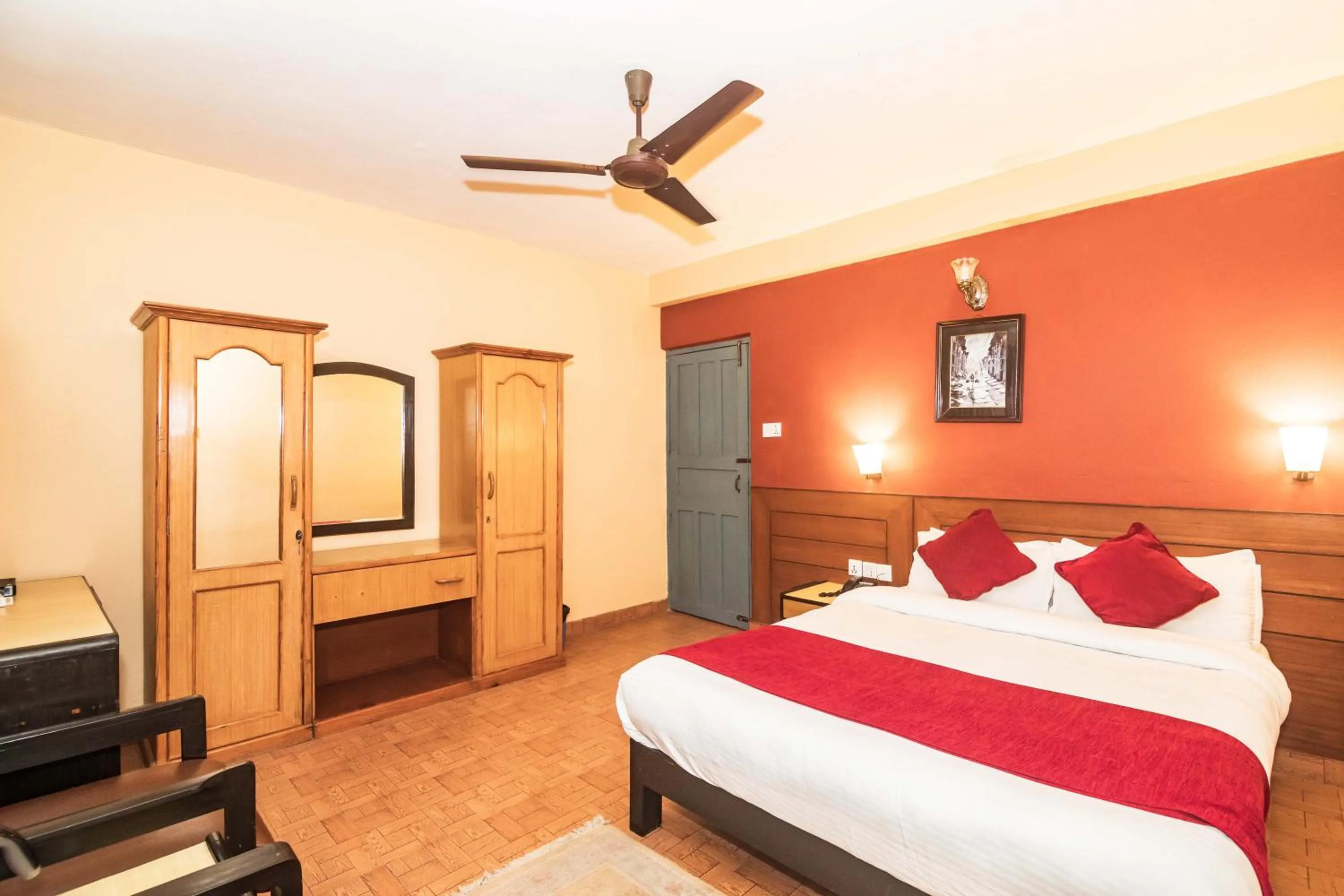 Photo of the whole room, Bed in Hotel Silver Oaks Inn