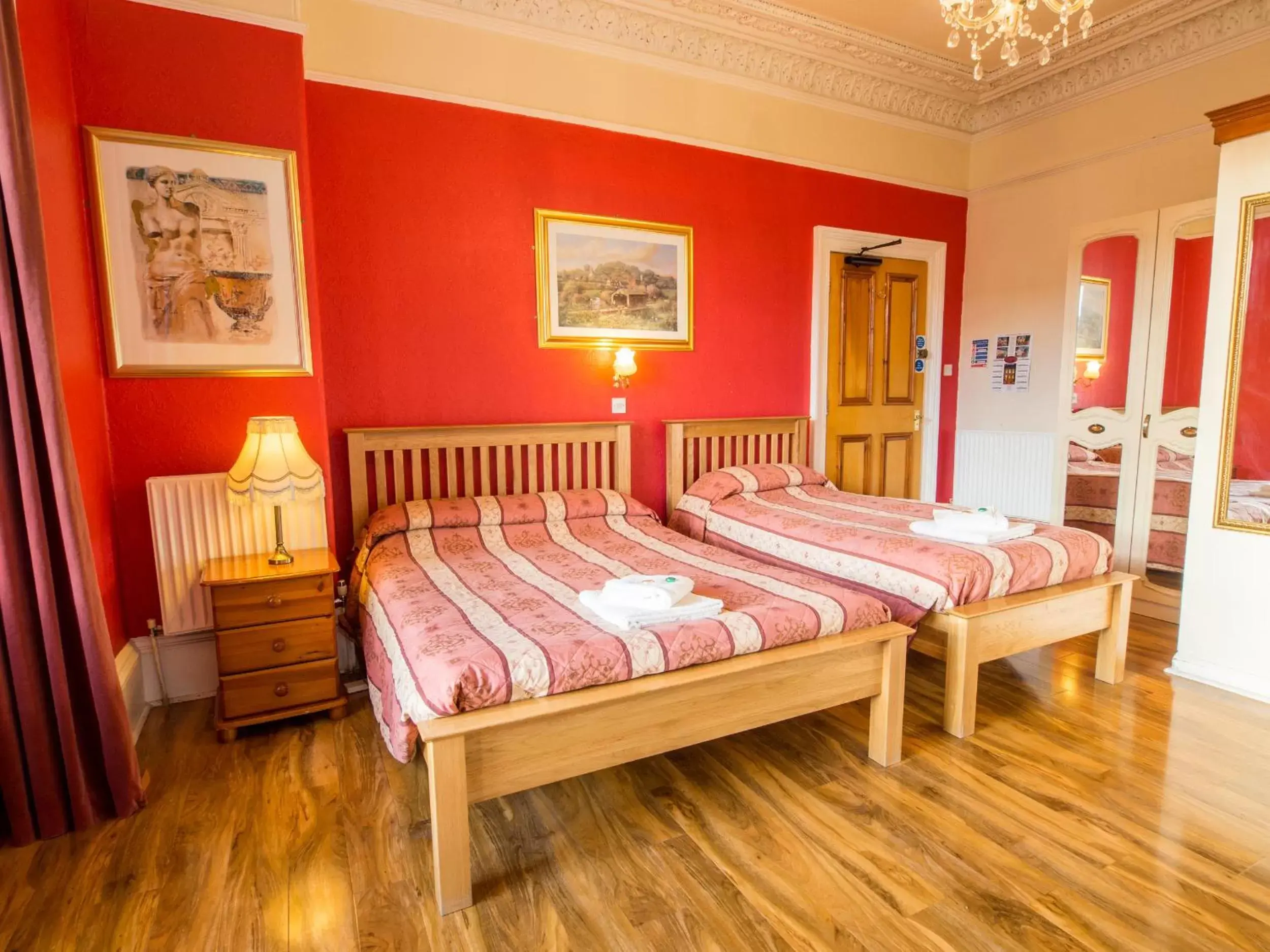 Bedroom, Bed in Corstorphine Lodge Hotel