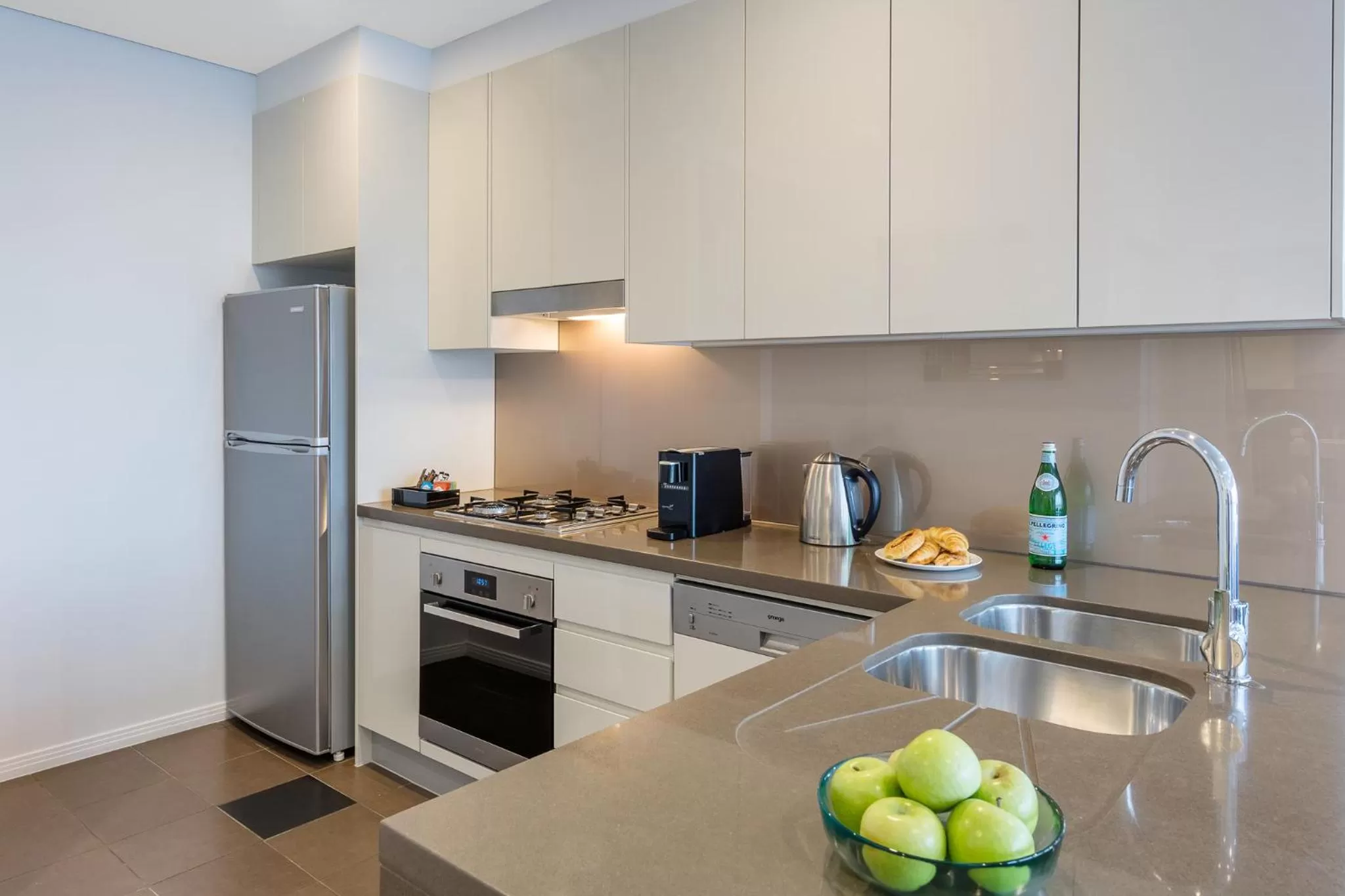 Kitchen or kitchenette in Meriton Suites Adelaide Street, Brisbane
