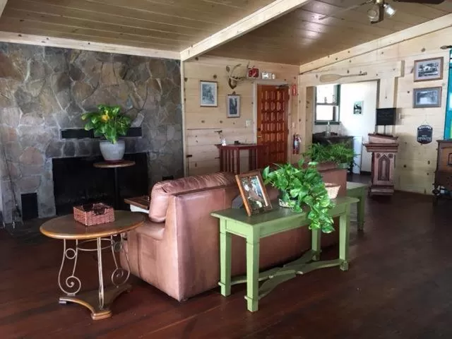 Restaurant/places to eat in Crater Lake Gateway-Rocky Point Resort