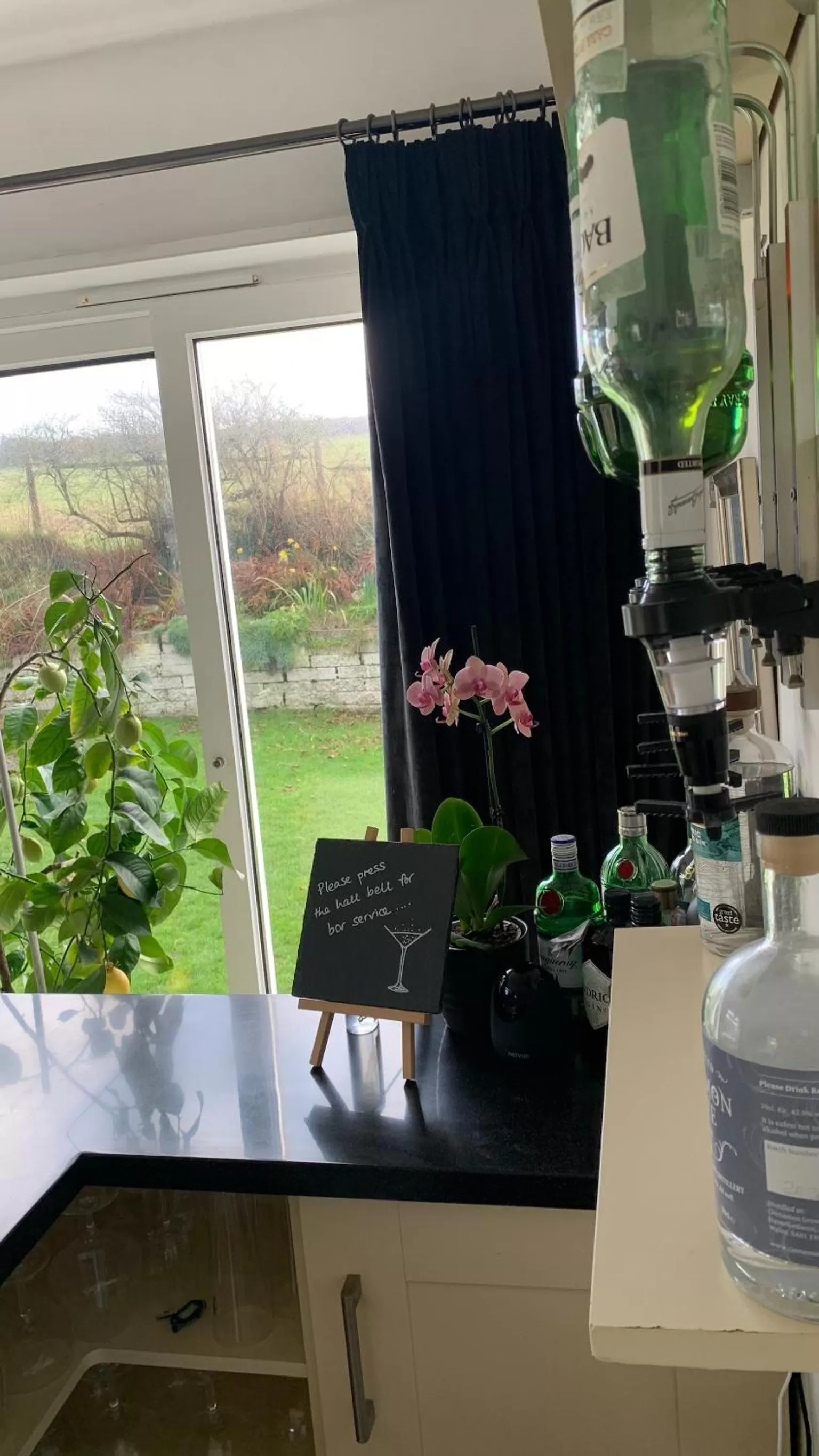 Lounge or bar in Ramsey House - Luxury Licensed B&B - Parking and Guest Lounge