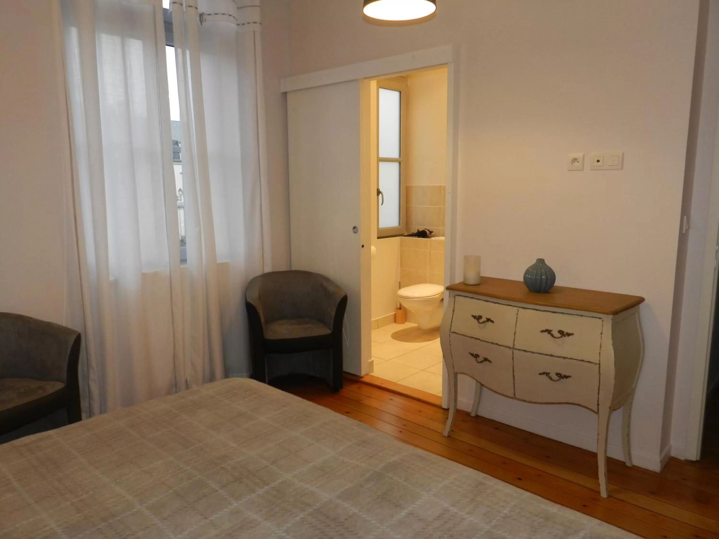 Bedroom, Bed in A la Fleur de Lys