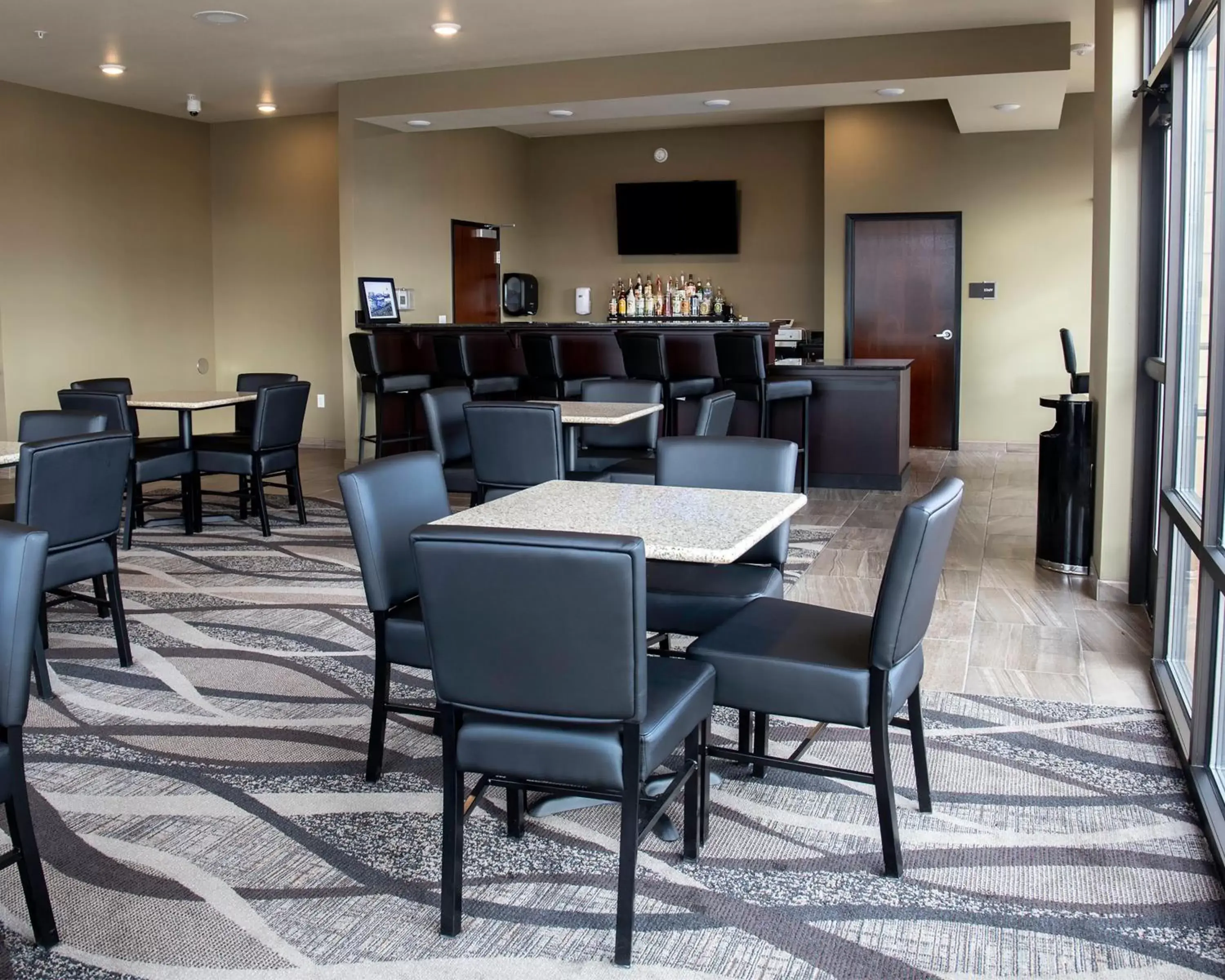 Lounge or bar in Cobblestone Hotel & Suites - Two Rivers