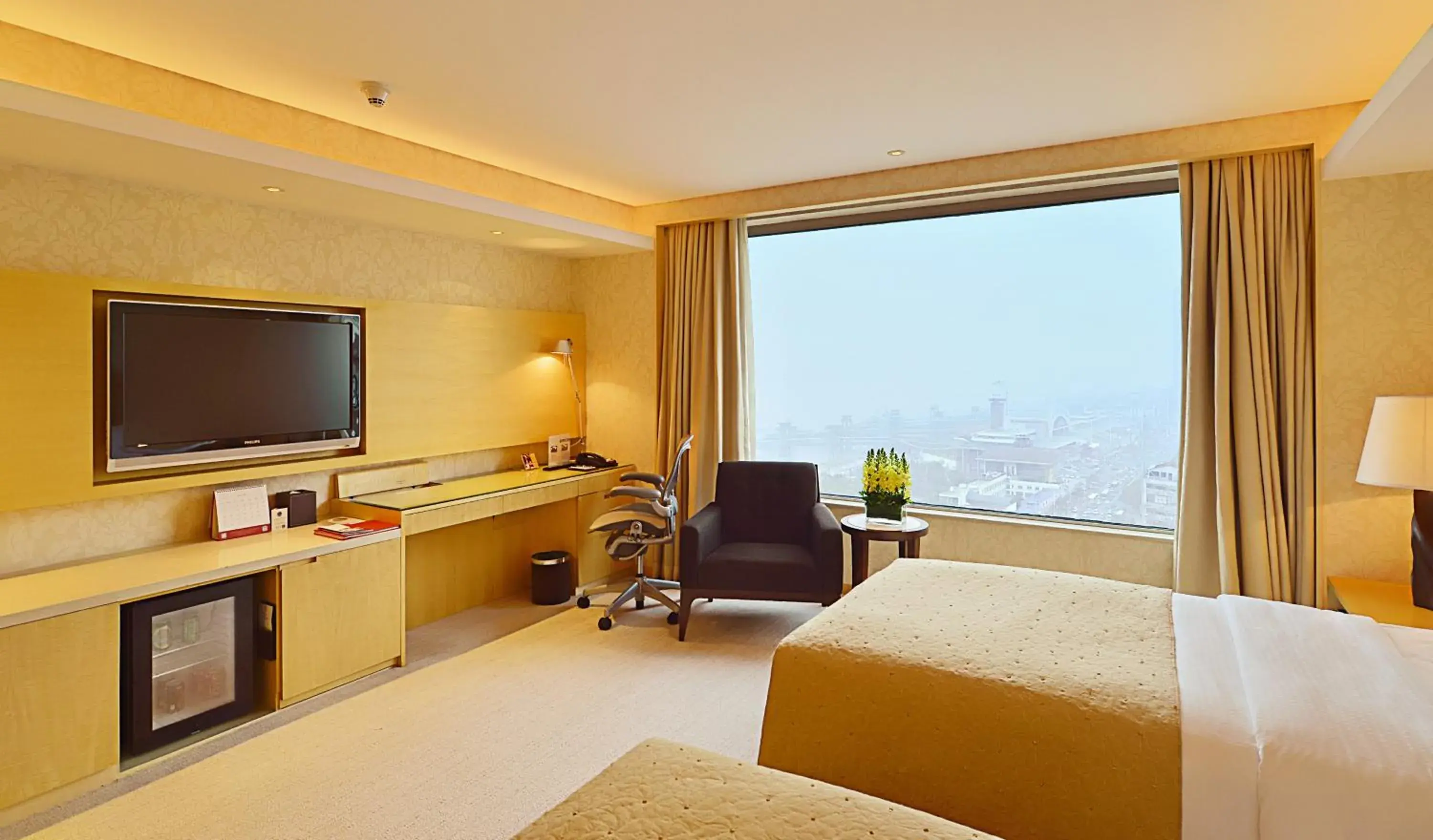 Bed, TV/Entertainment Center in Marco Polo Wuhan Hotel