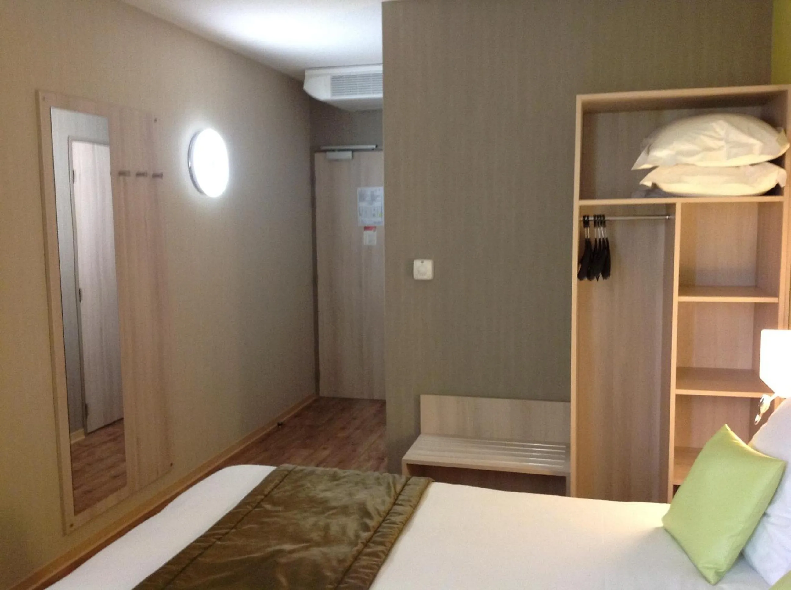 Photo of the whole room, Bed in The Originals City, Hôtel des Lys, Dreux