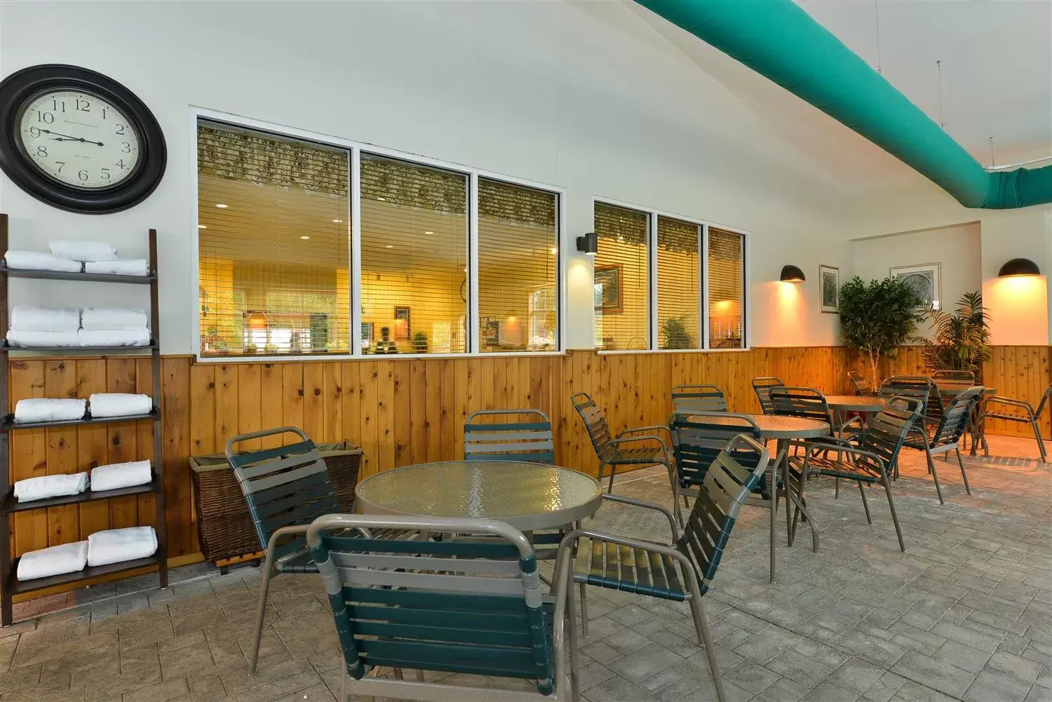 Balcony/Terrace, Restaurant/Places to Eat in Best Western Plus Crossroads Inn & Suites