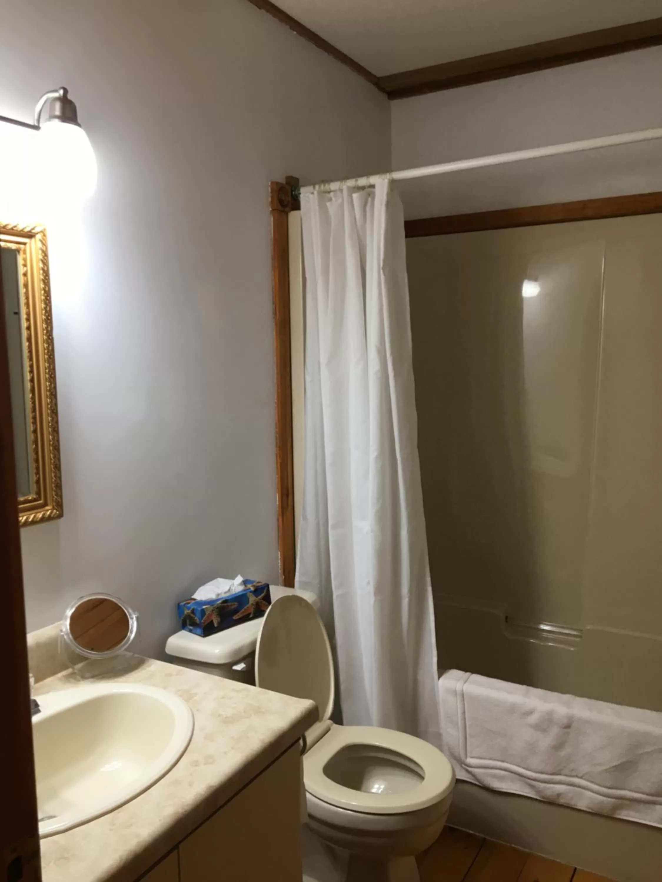 Bathroom in Bye the Bay Bed and Breakfast