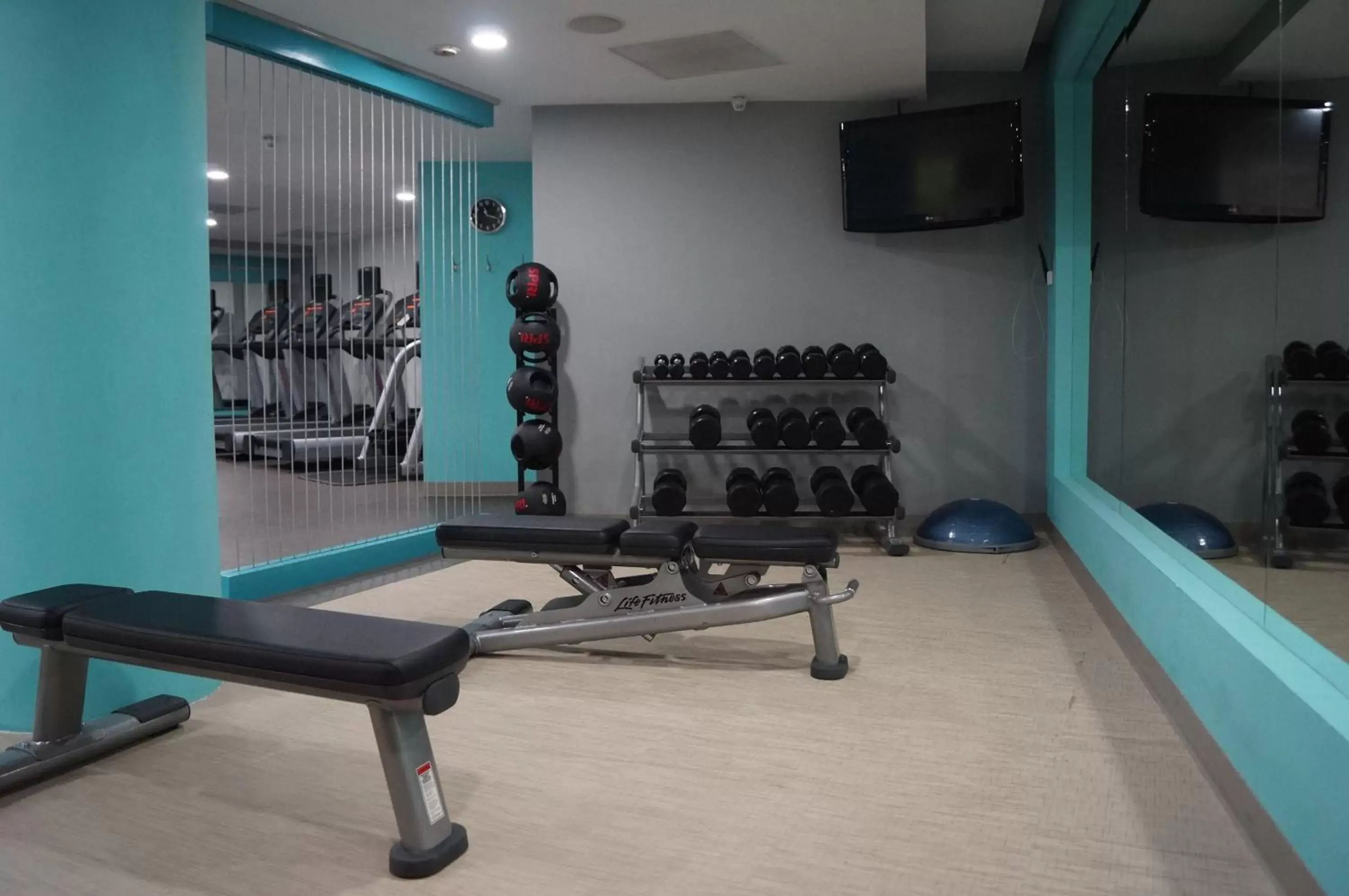 Fitness centre/facilities in Holiday Inn Tuxpan - Convention Center, an IHG Hotel