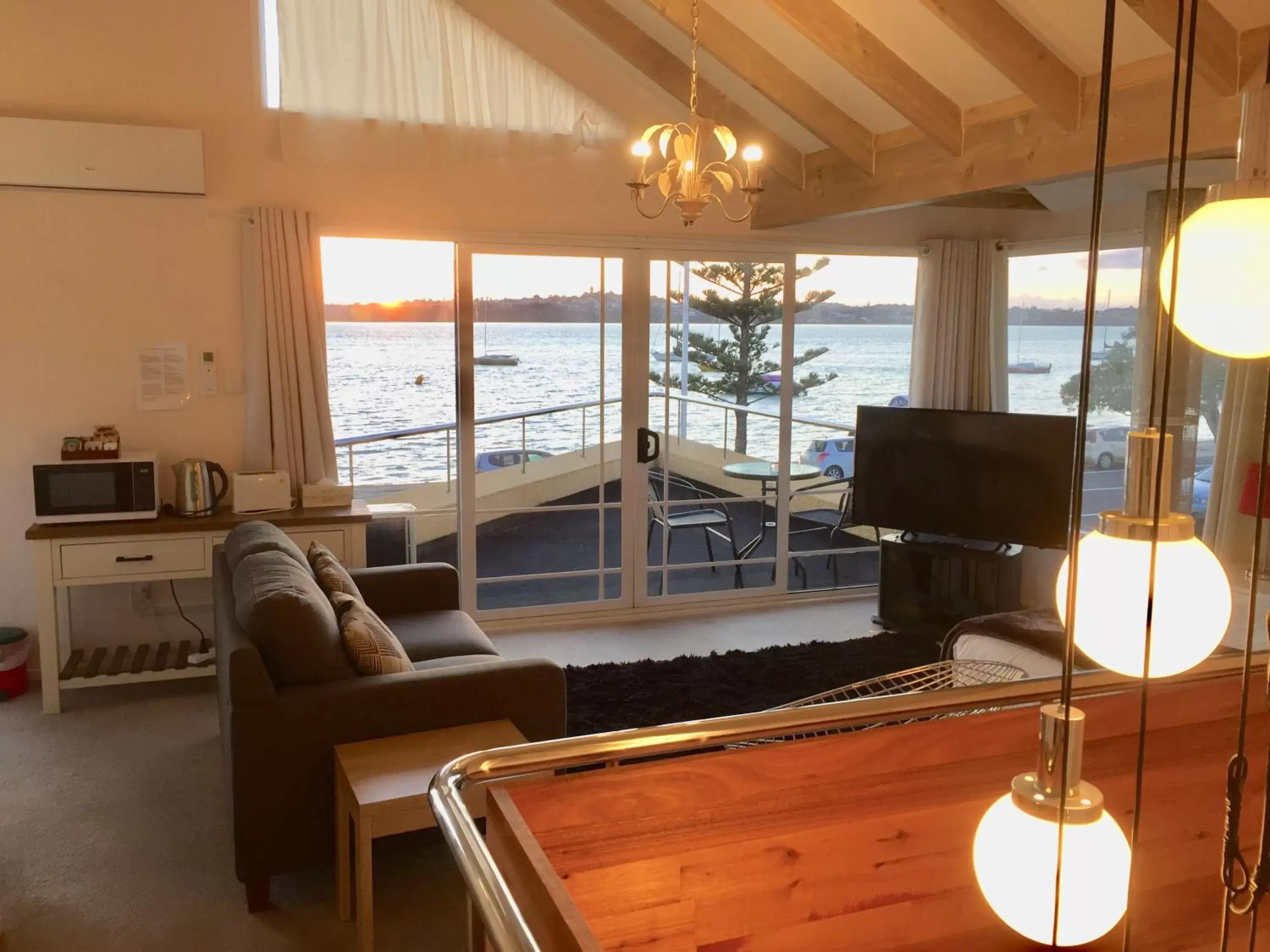 Seating Area in Bucklands Beach Waterfront Motel