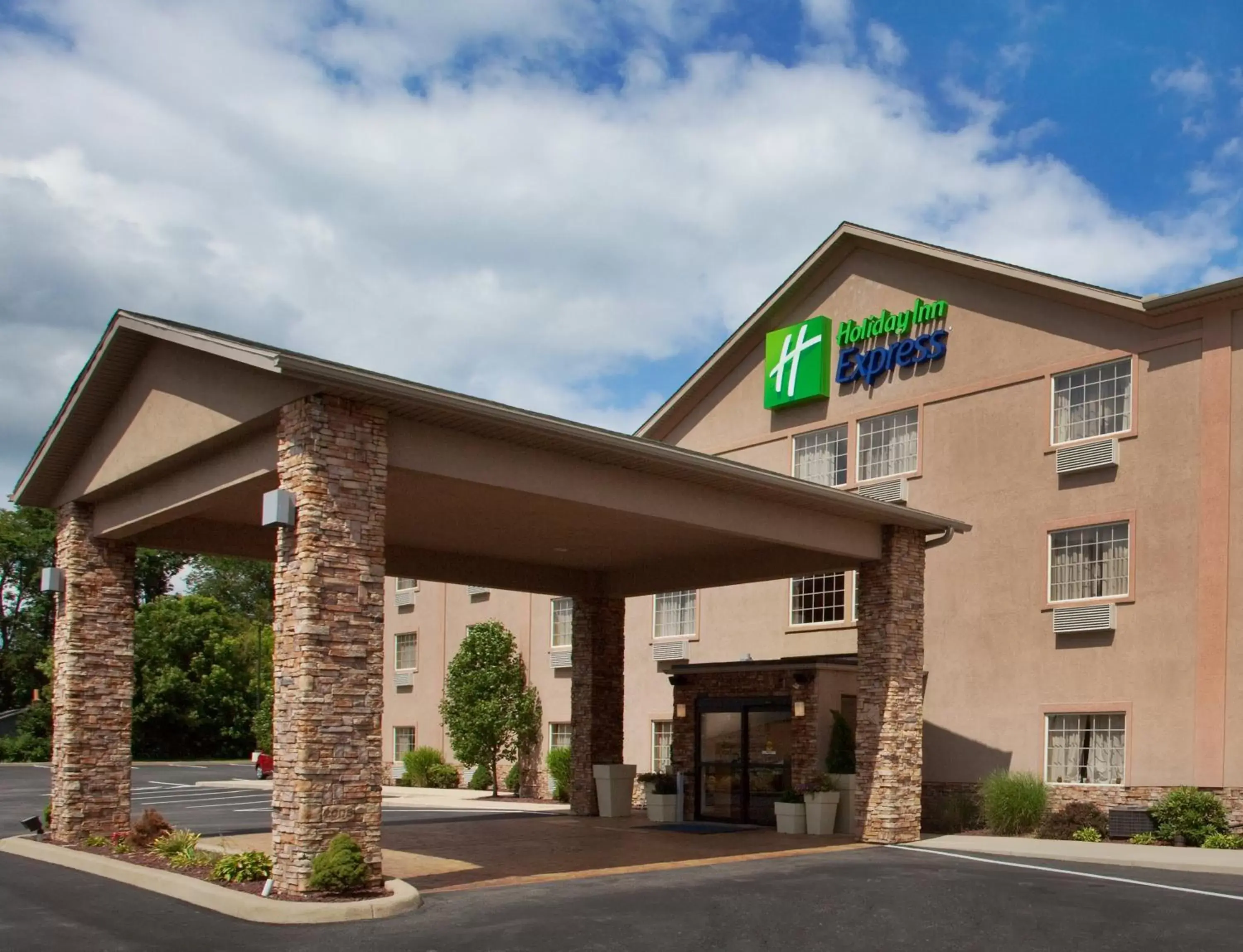 Property Building in Holiday Inn Express Mount Pleasant- Scottdale, an IHG Hotel