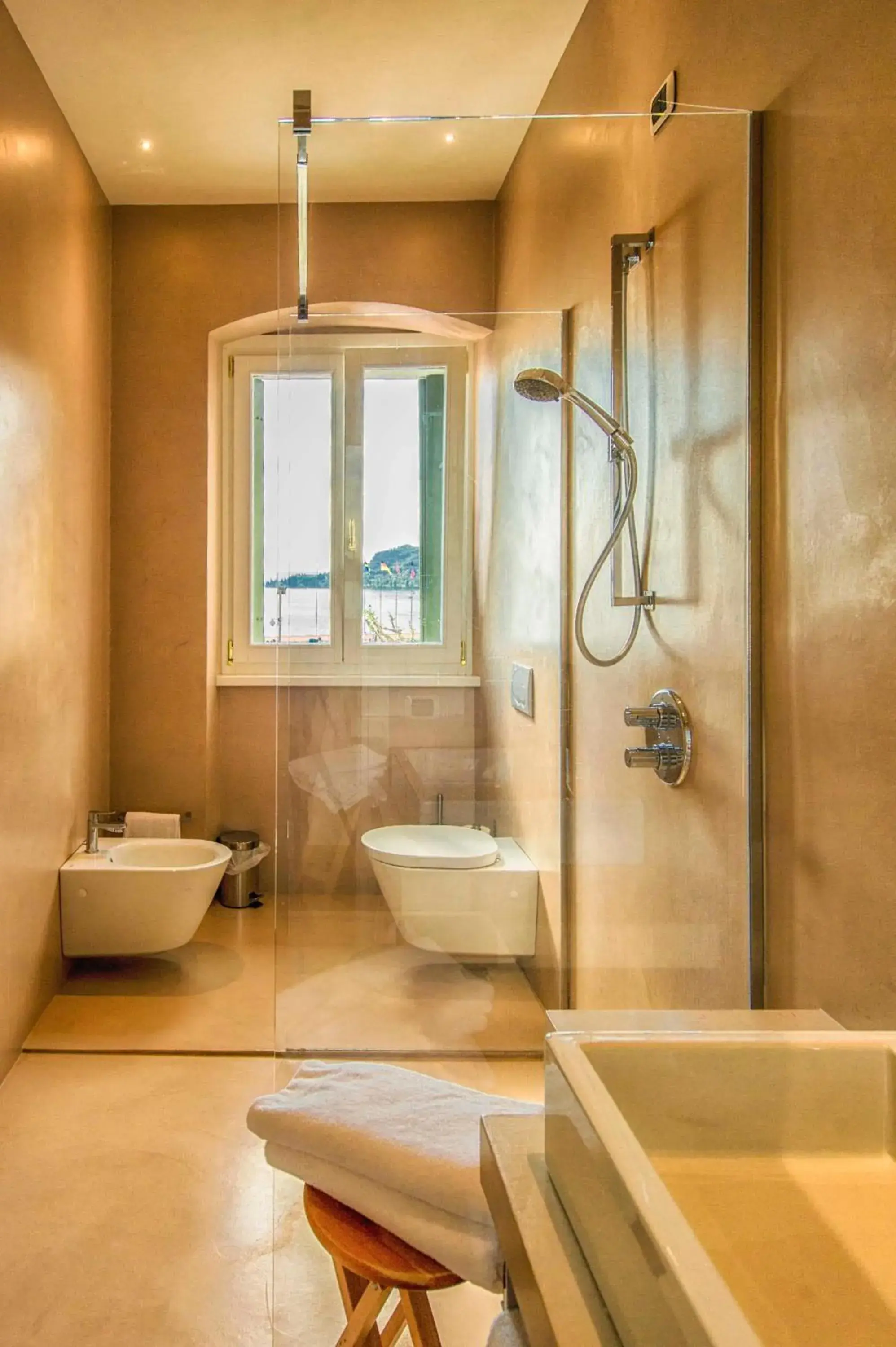 Toilet, Bathroom in Hotel Remàt