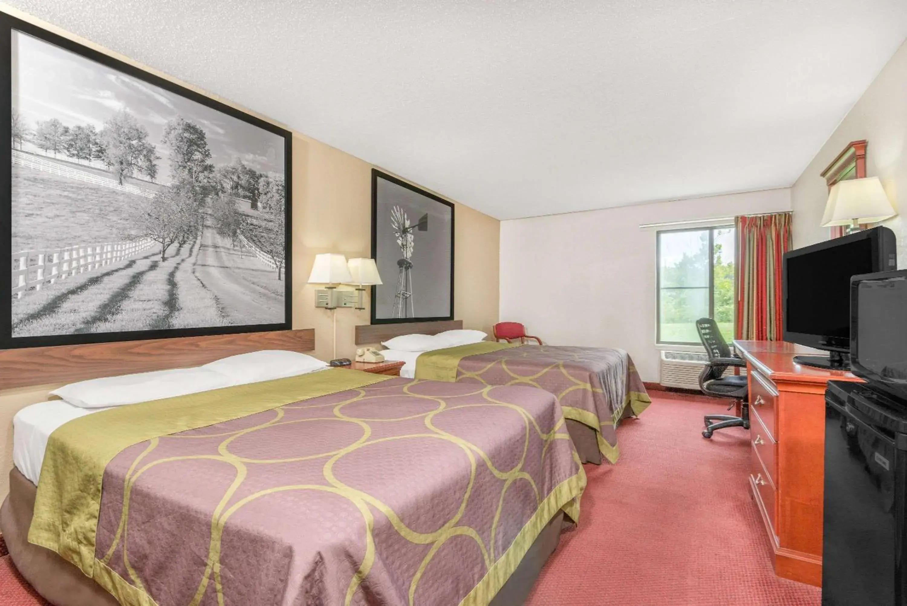 Photo of the whole room, Bed in Super 8 by Wyndham Vincennes