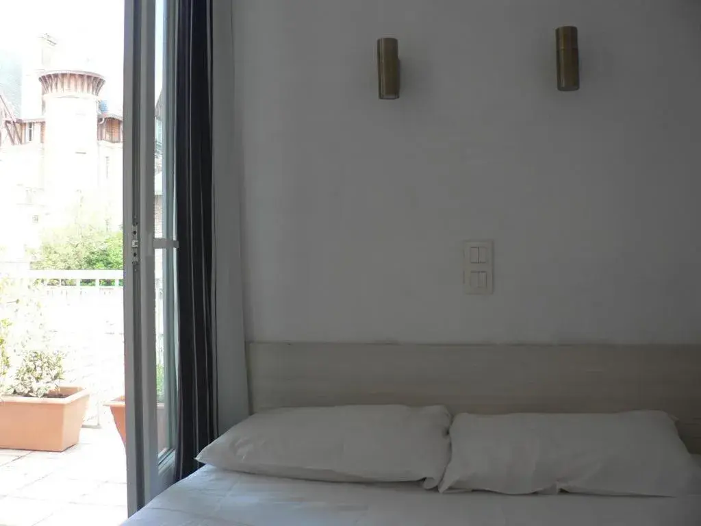 Day, Bed in Hôtel Les Alizés