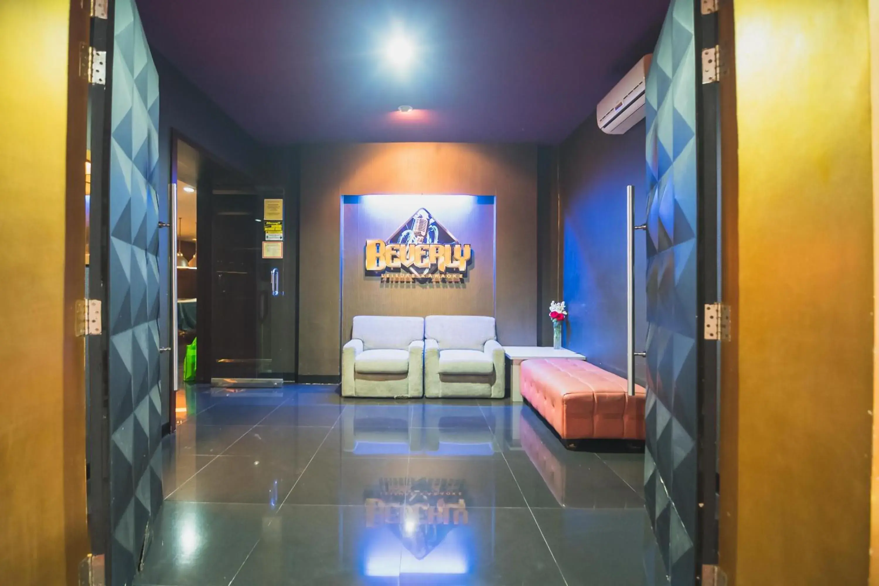 Lounge or bar in RedDoorz Plus near Kampung Gajah 3