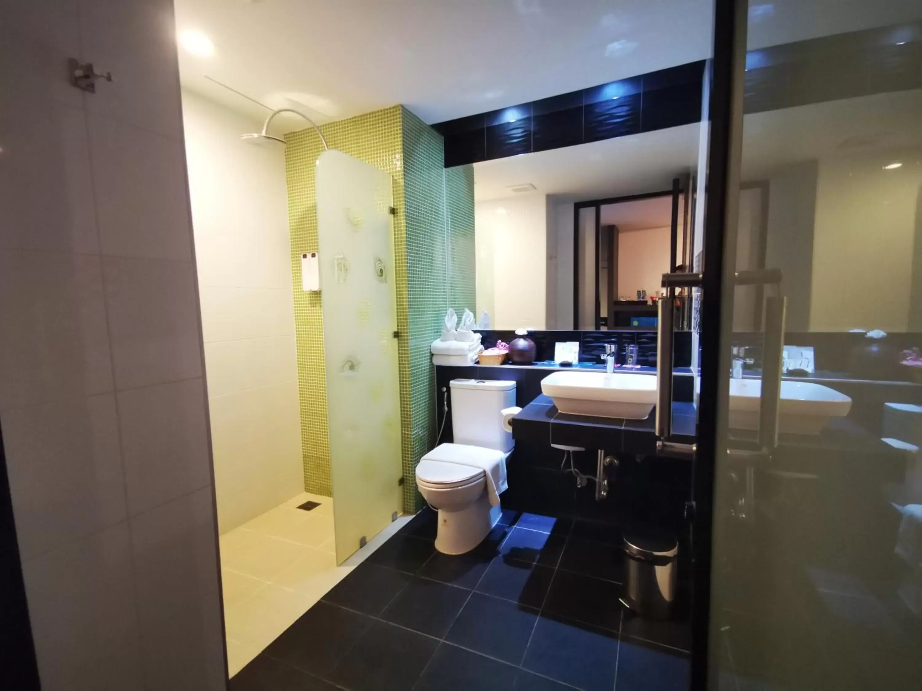 Shower, Bathroom in Mandy Nok Hotel