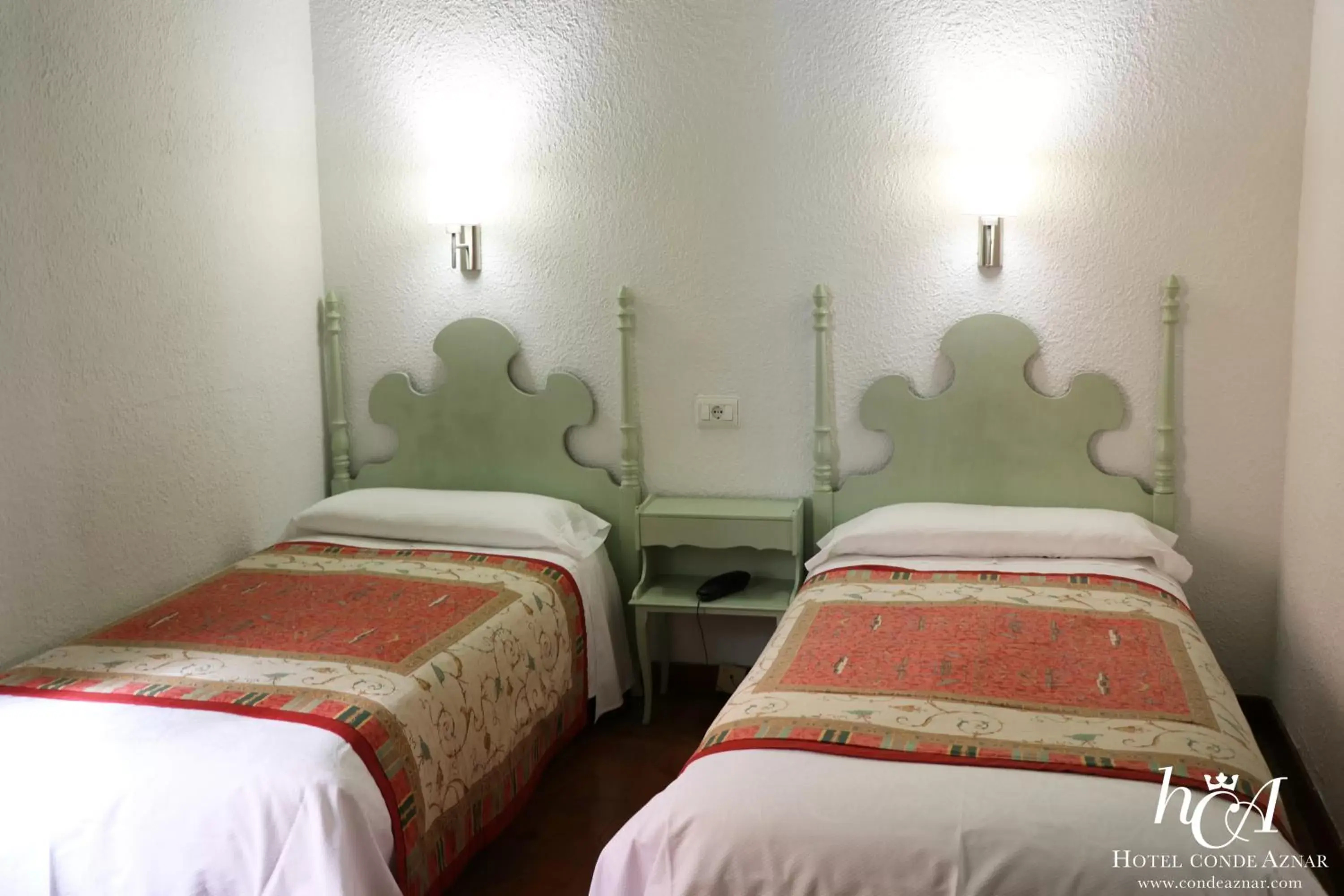 Photo of the whole room, Bed in Conde Aznar