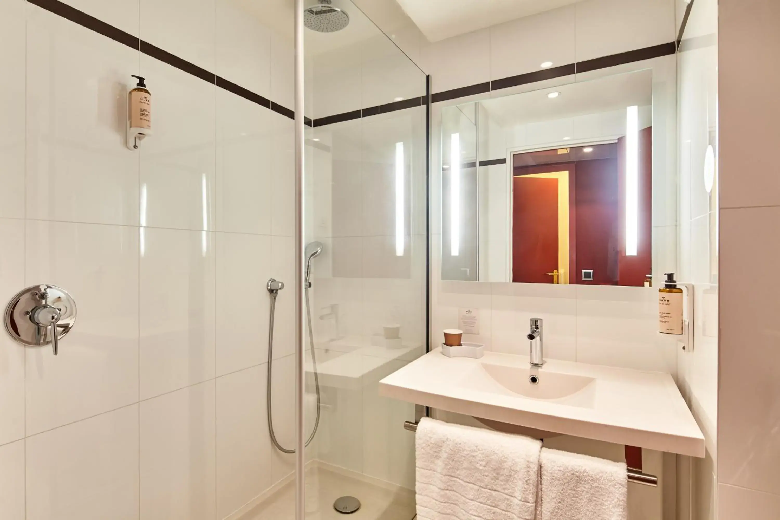 Bathroom in B&B HOTEL Saint-Quentin-en-Yvelines Centre Gare 4 étoiles