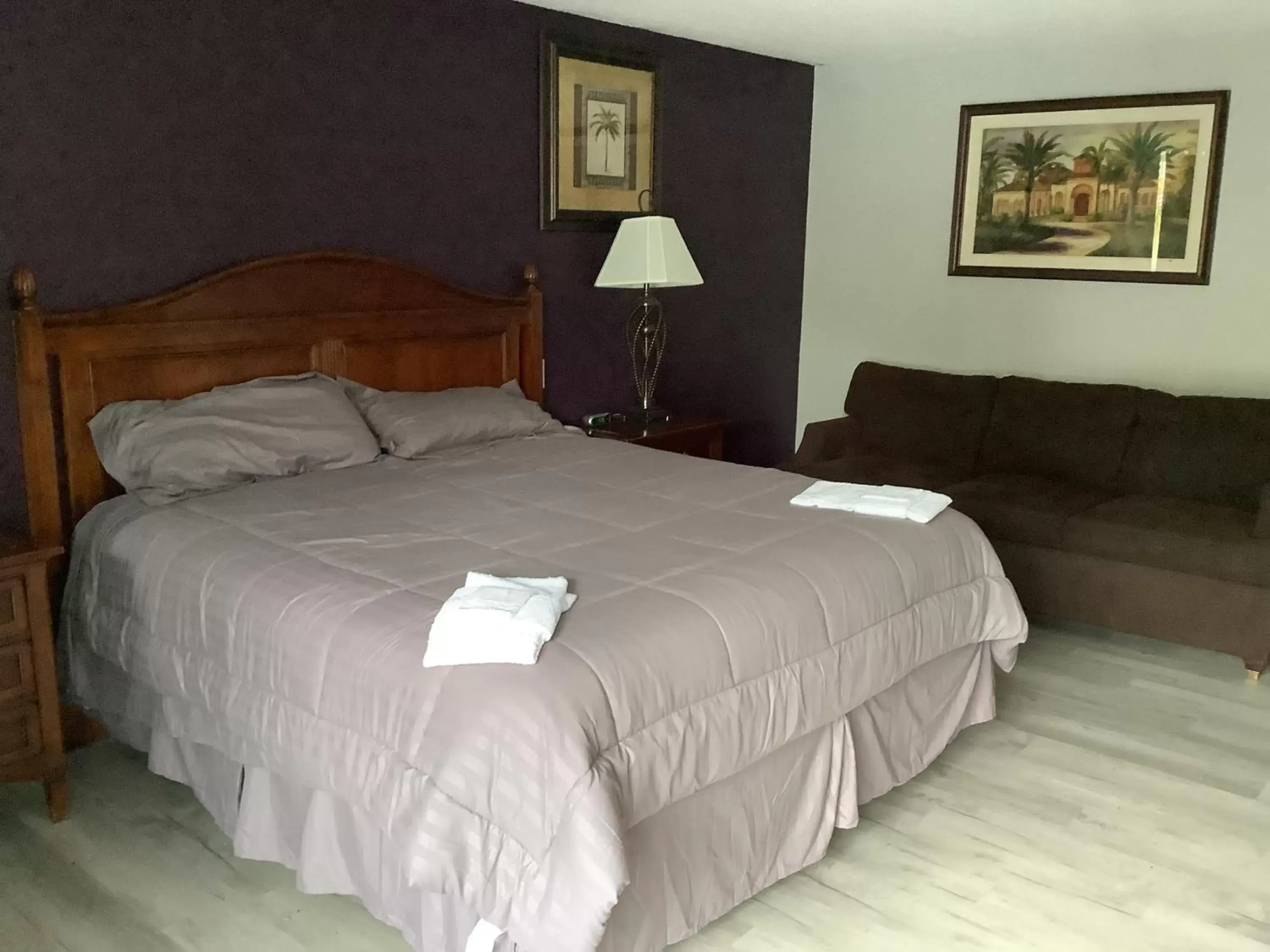 Bed in Heritage Park Inn