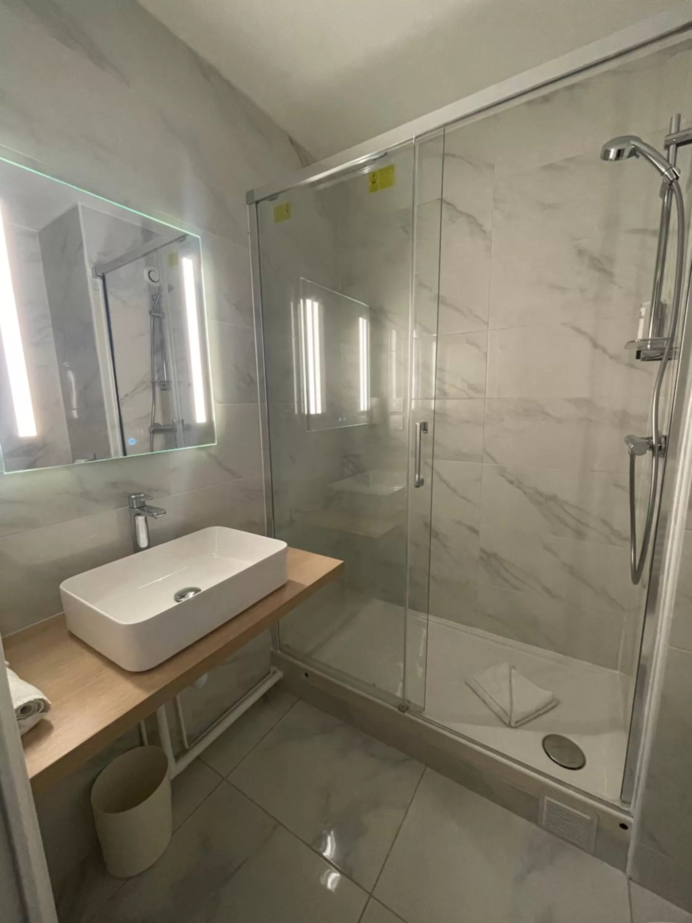 Shower in Cit'Hotel LA PYRAMIDE