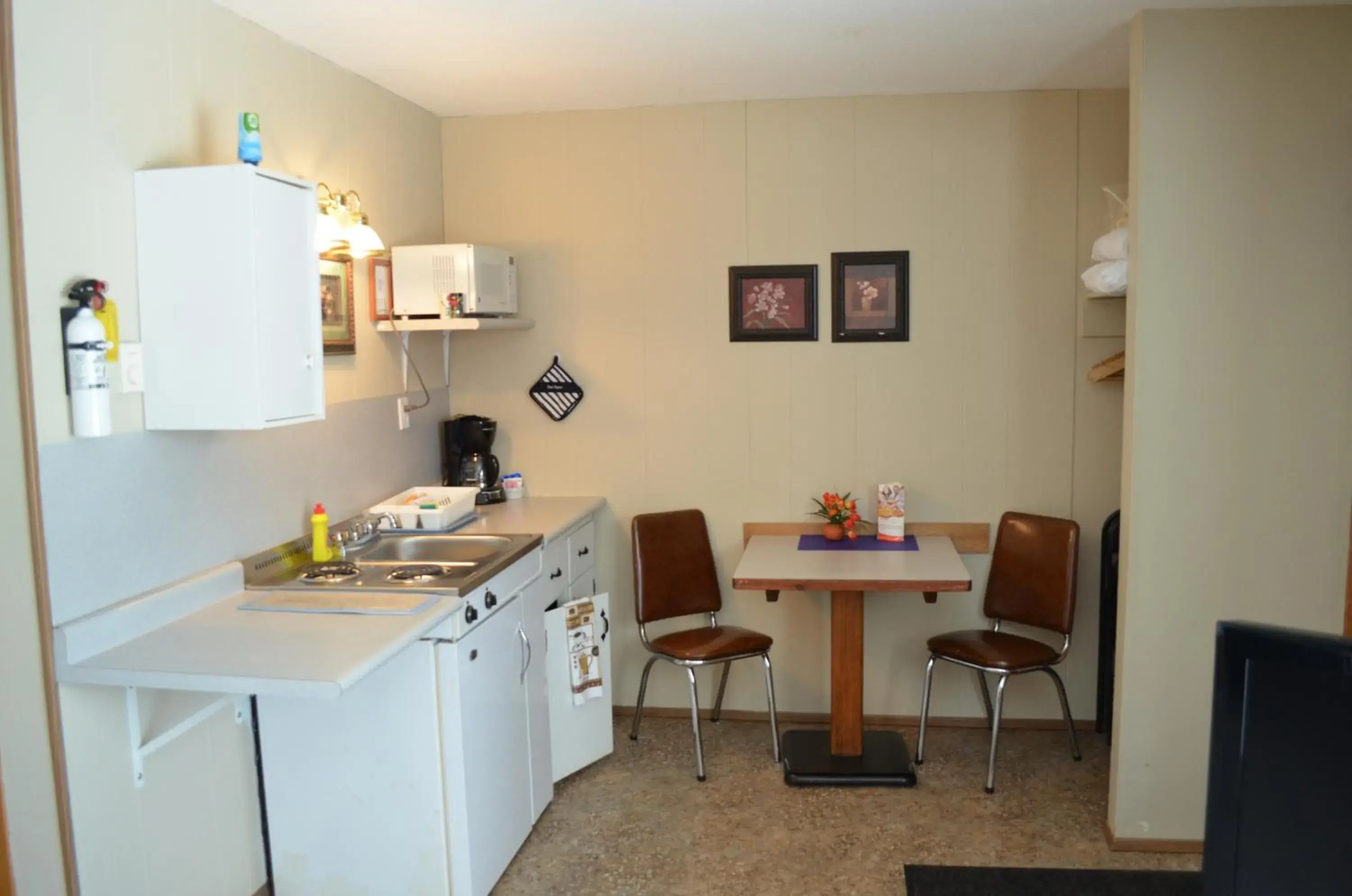 Dining area, Kitchen/Kitchenette in Tulip Inn