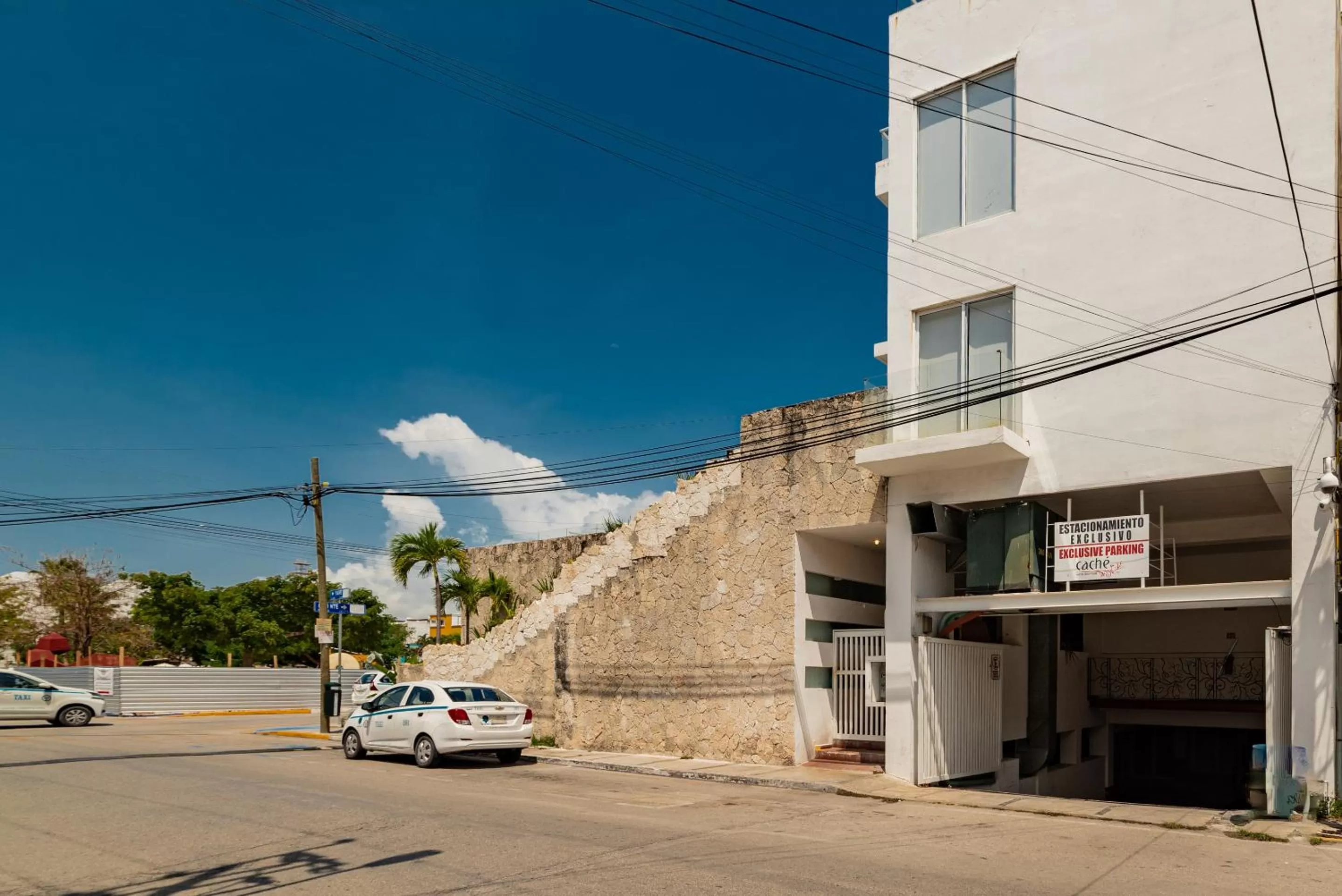 Neighbourhood, Property Building in Hotel Cache