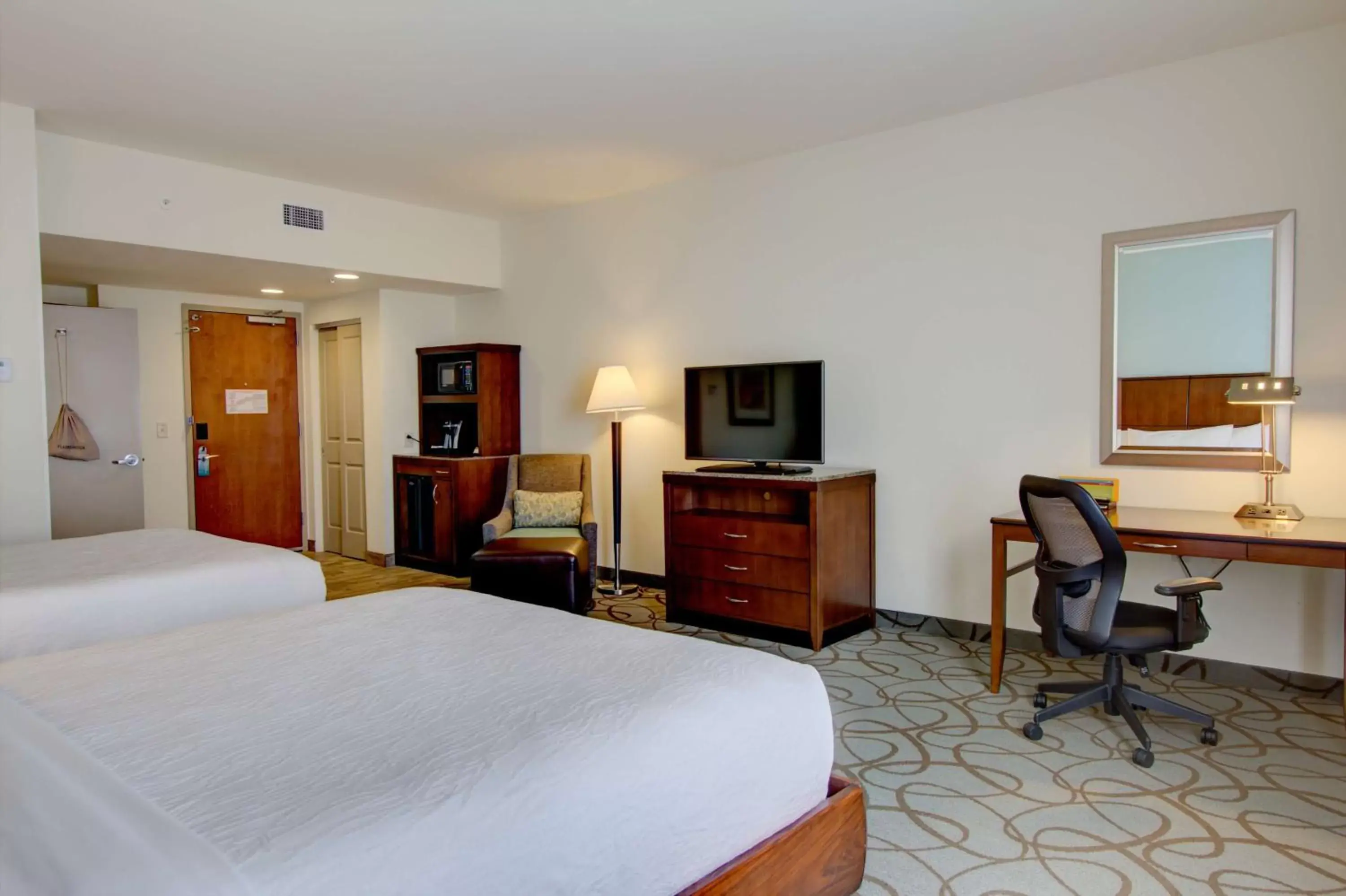 Bedroom, TV/Entertainment Center in Hilton Garden Inn Charleston / Mt. Pleasant