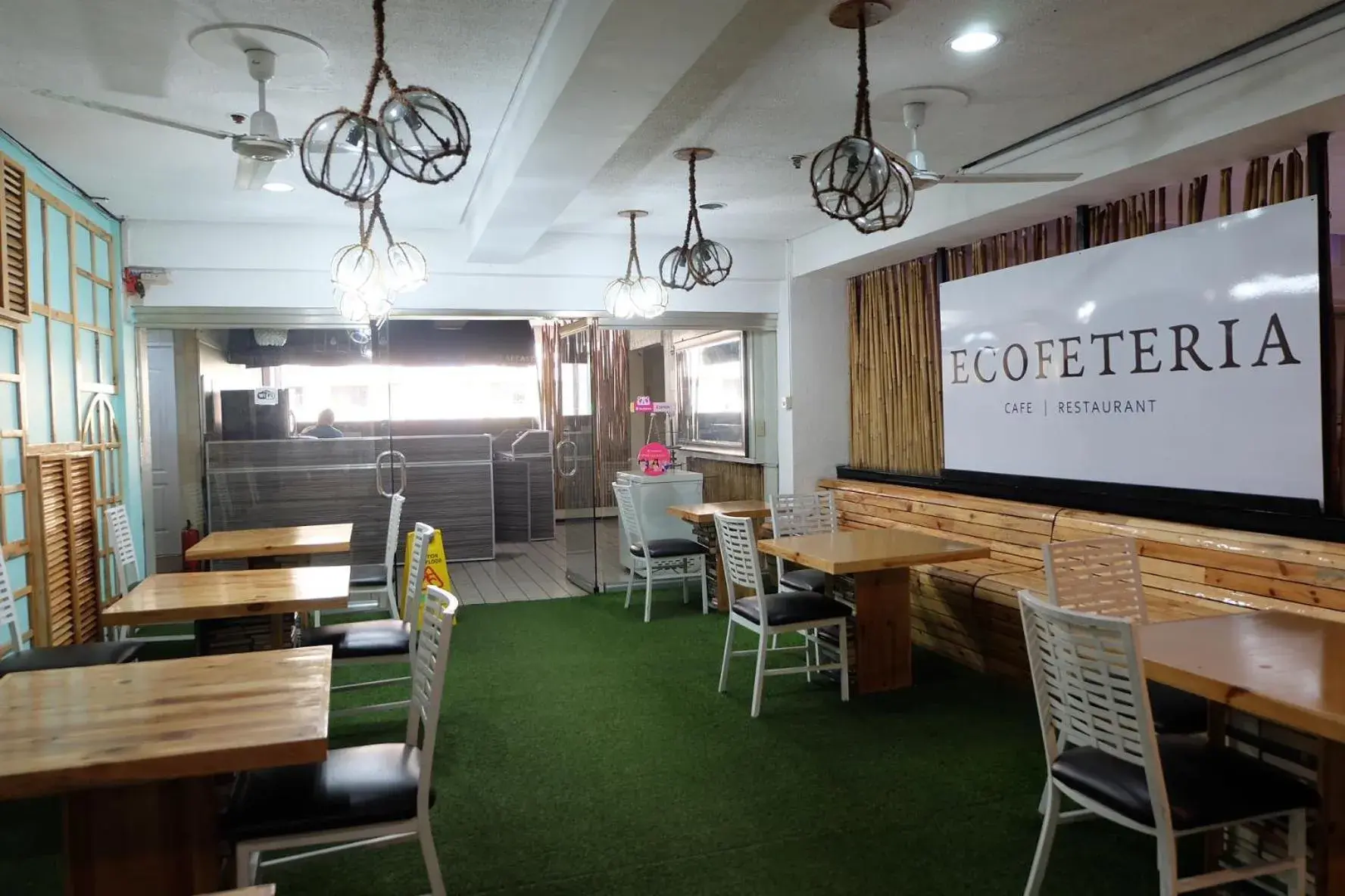 Restaurant/places to eat in Spaces Hotel Makati - People & Pets